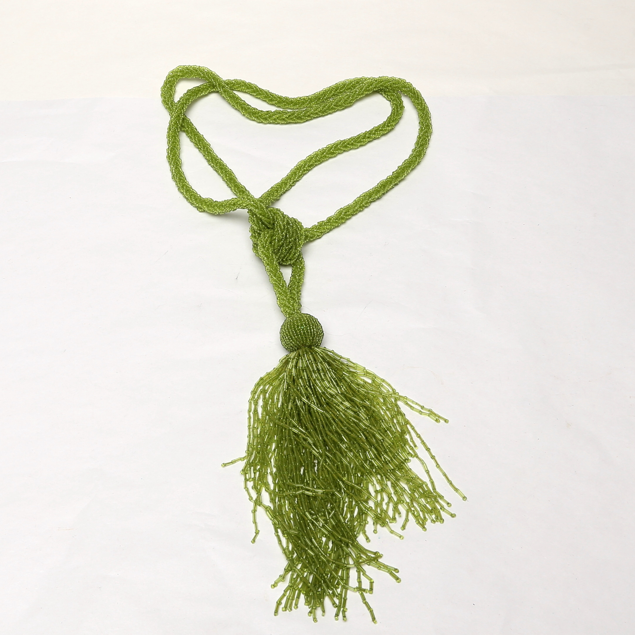 PÄRLHALSBAND, med små gröna glaspärlor.