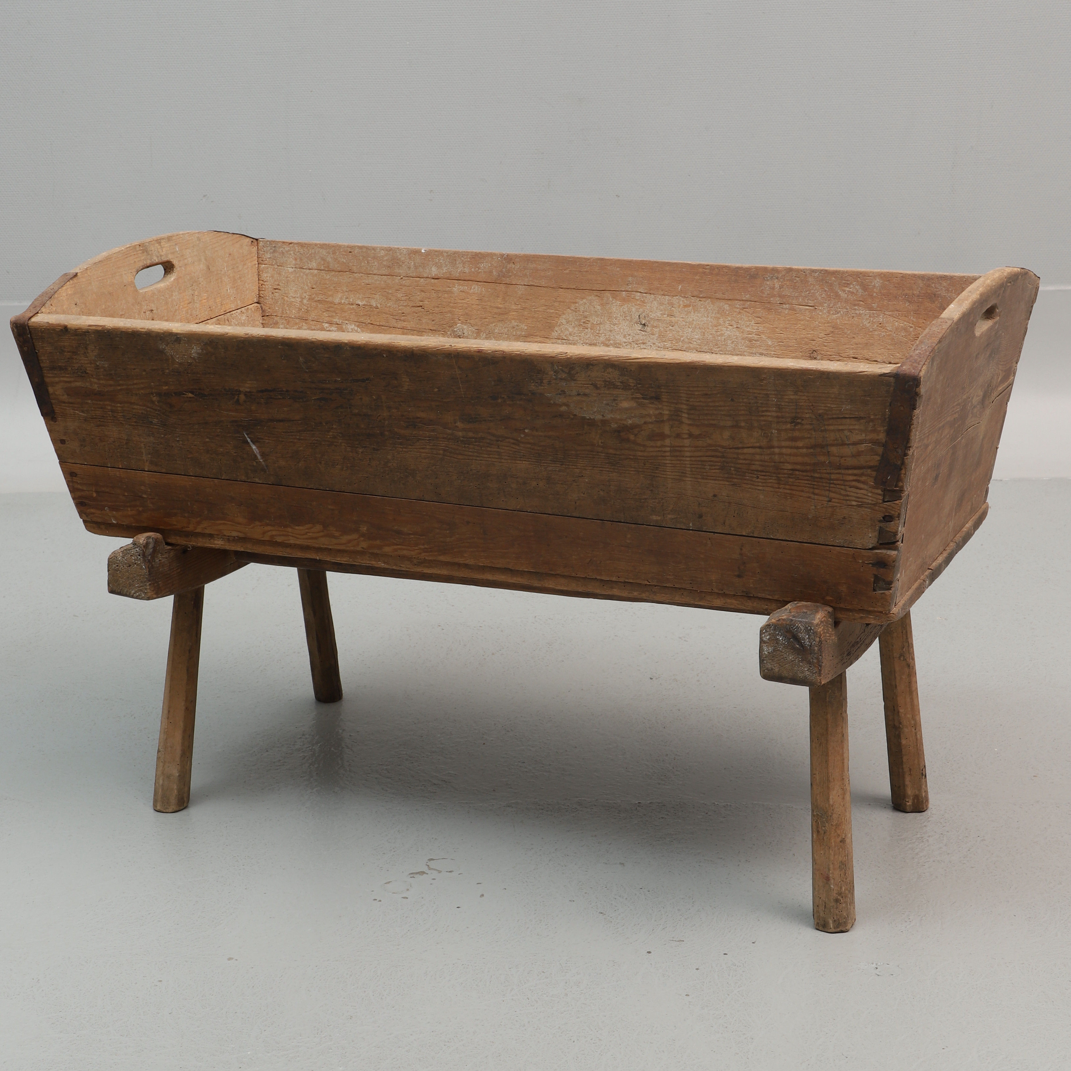 BAKTRÅG MED STÄLLNING, trä, allmoge, 1800/1900-tal.