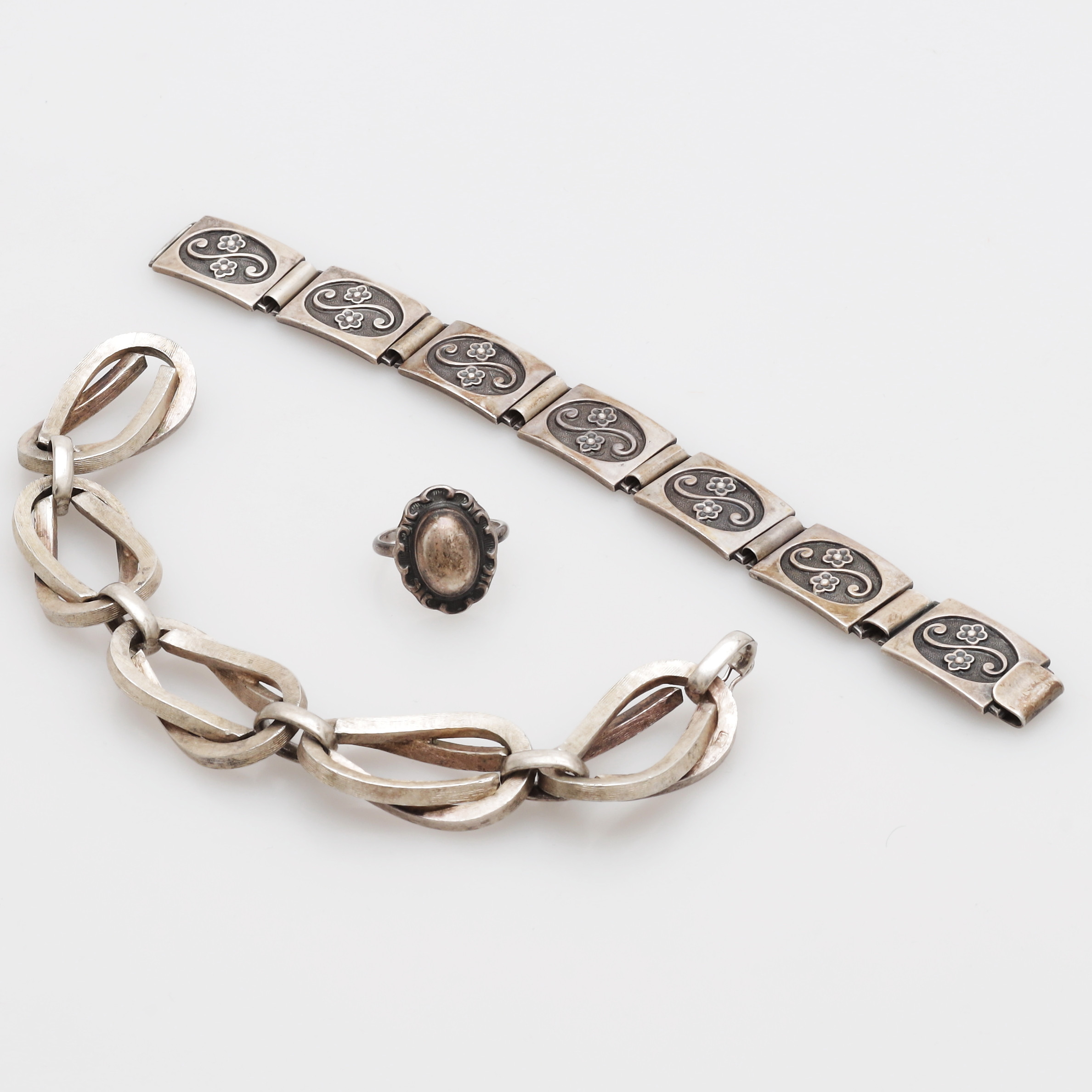 ARMBAND OCH RING, silver, totalvikt 97,3 gram.