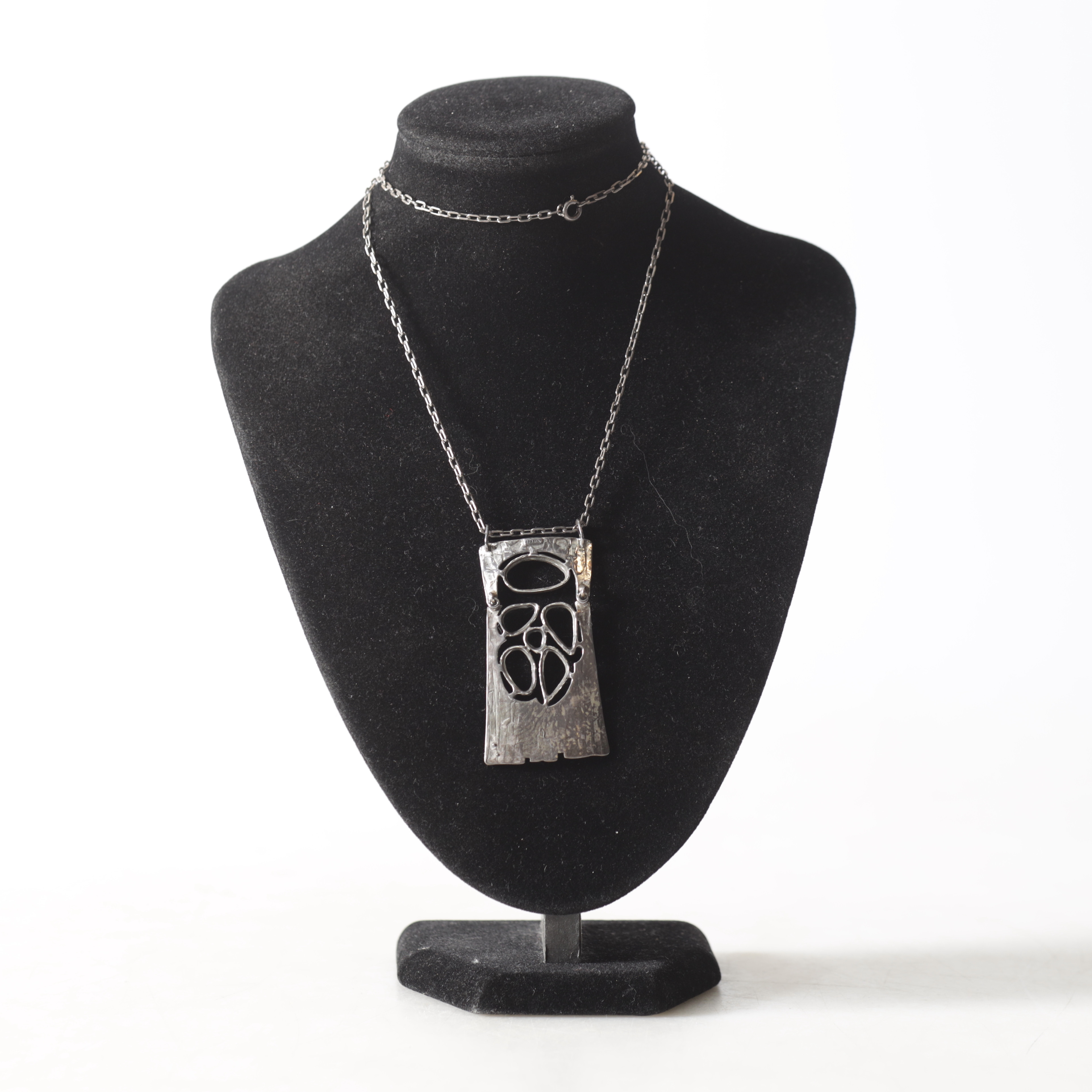 HÄNGE, med kedja, sterlingsilver. Totalvikt ca 18,3 gram.