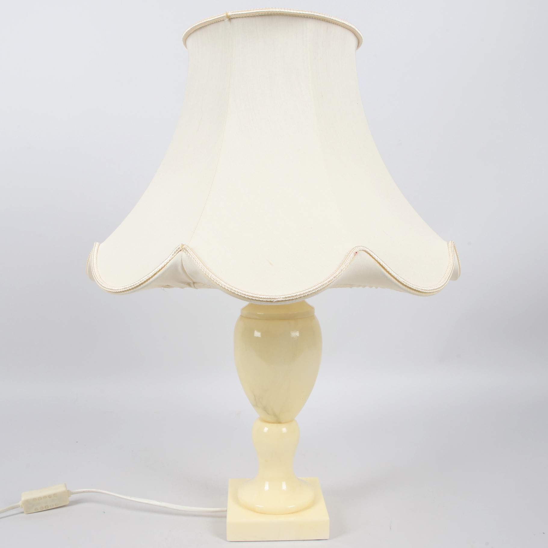 BORDSLAMPA, alabaster, handgjord, etikettmärkt, Italien, 1900-tal.