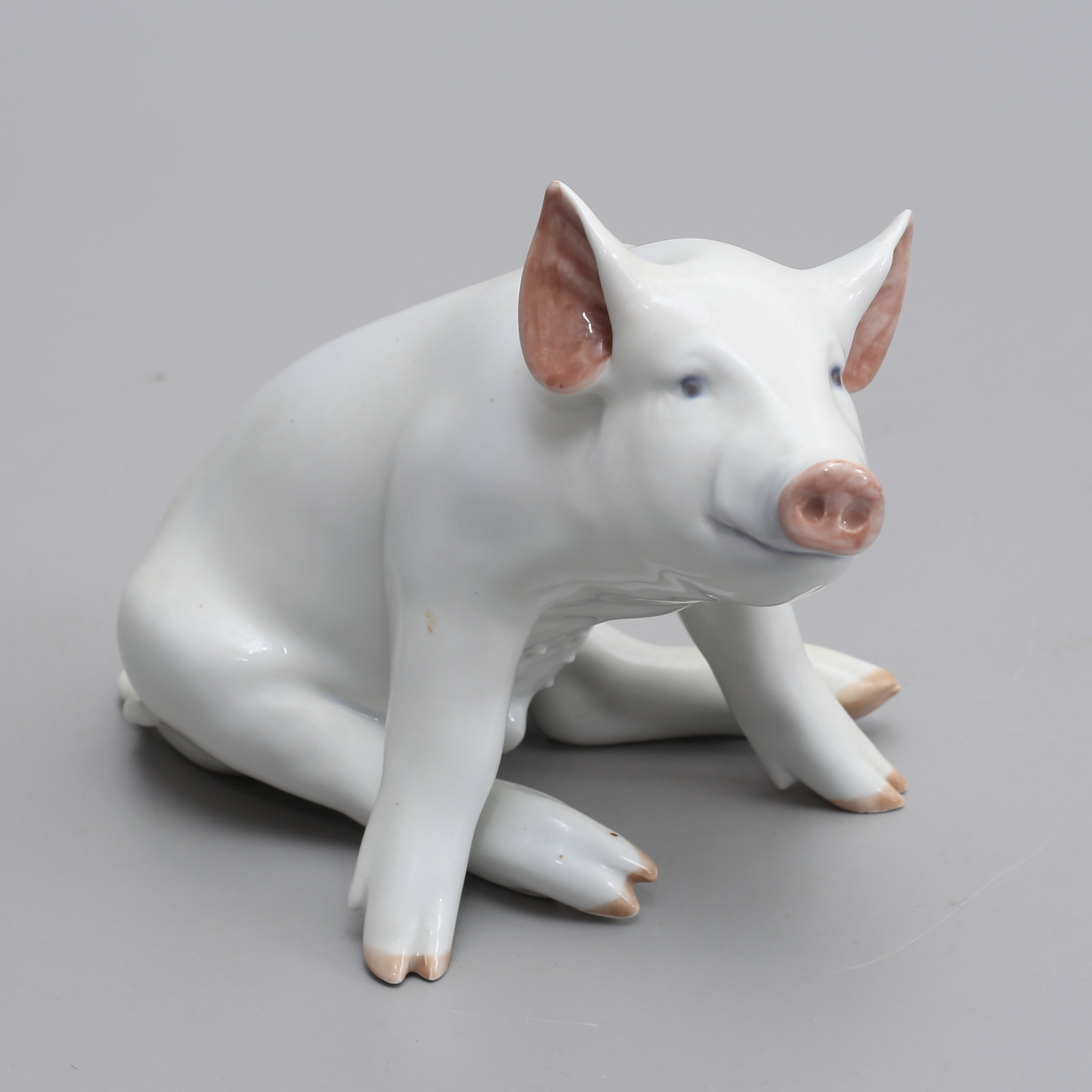 ERIK NIELSEN. Figurin, gris, porslin, Royal Copenhagen.