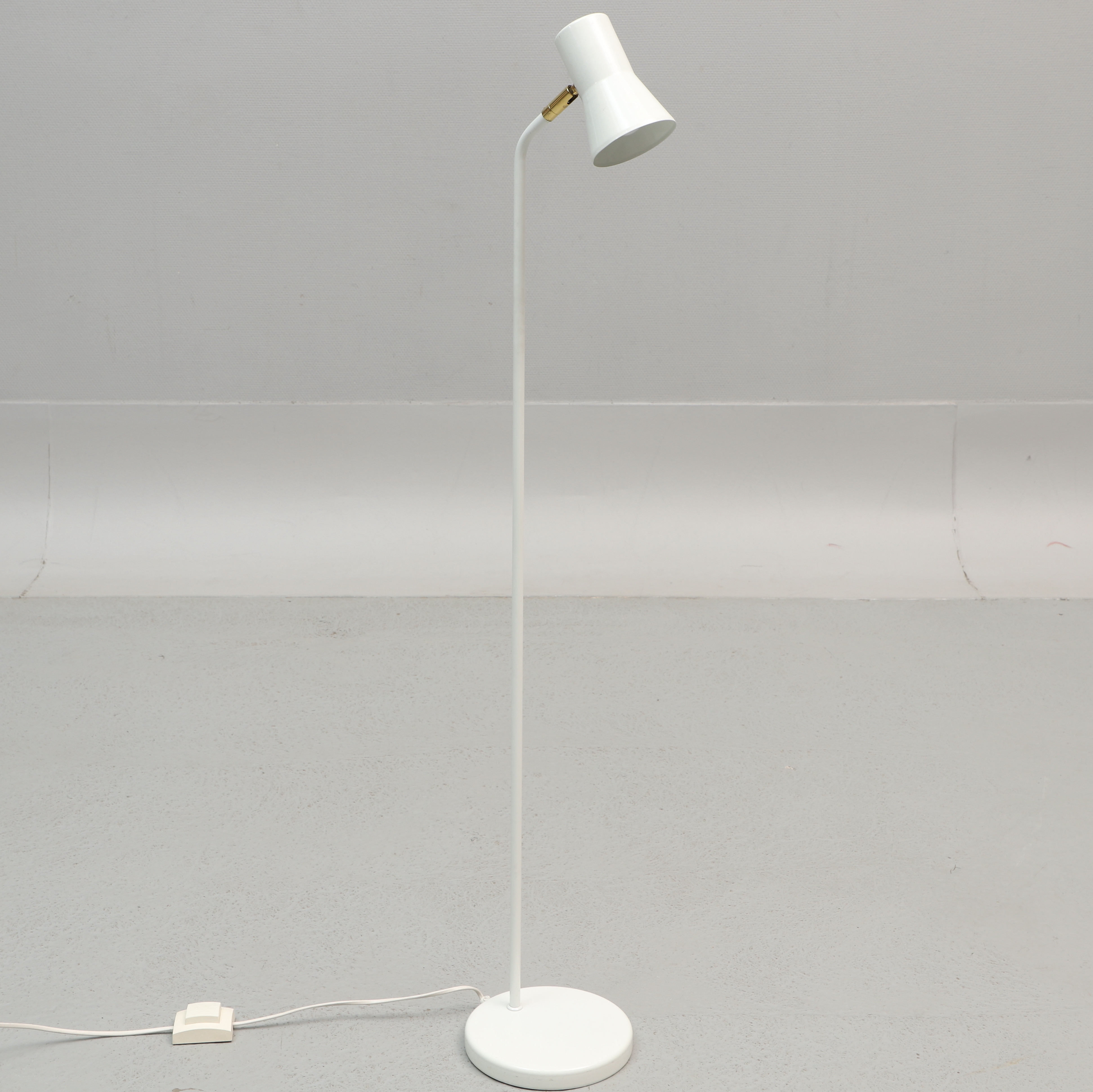 GOLVLAMPA, vitlackerad metall, Belid, TYP G291.