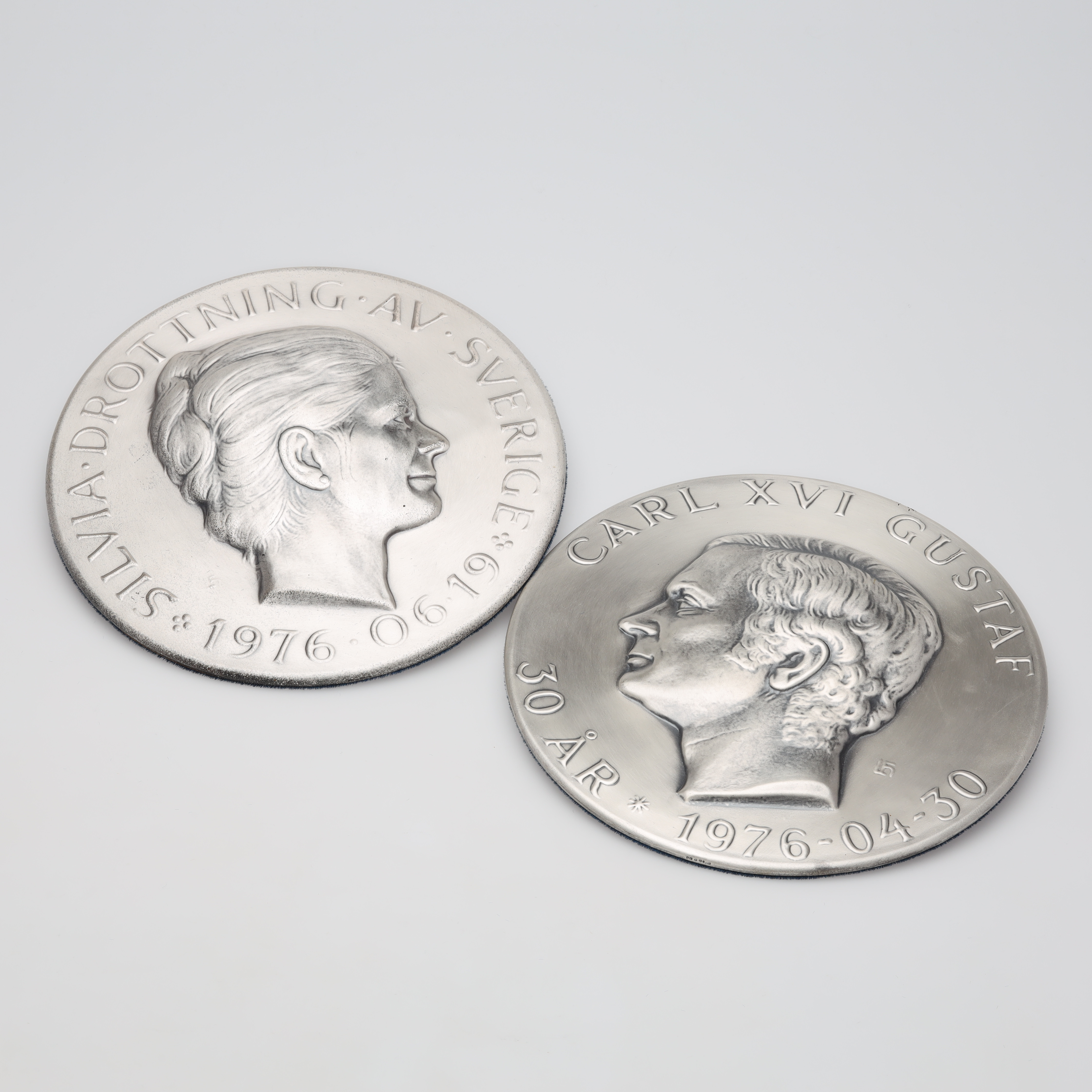 VÄGGRELIEFER, 2 stycken, Kung Carl XVI Gustaf & Drottning Silvia, Lagerströms Silver, 1976 numrerade 239/3000, bruttovikt ca 779,8 gram.