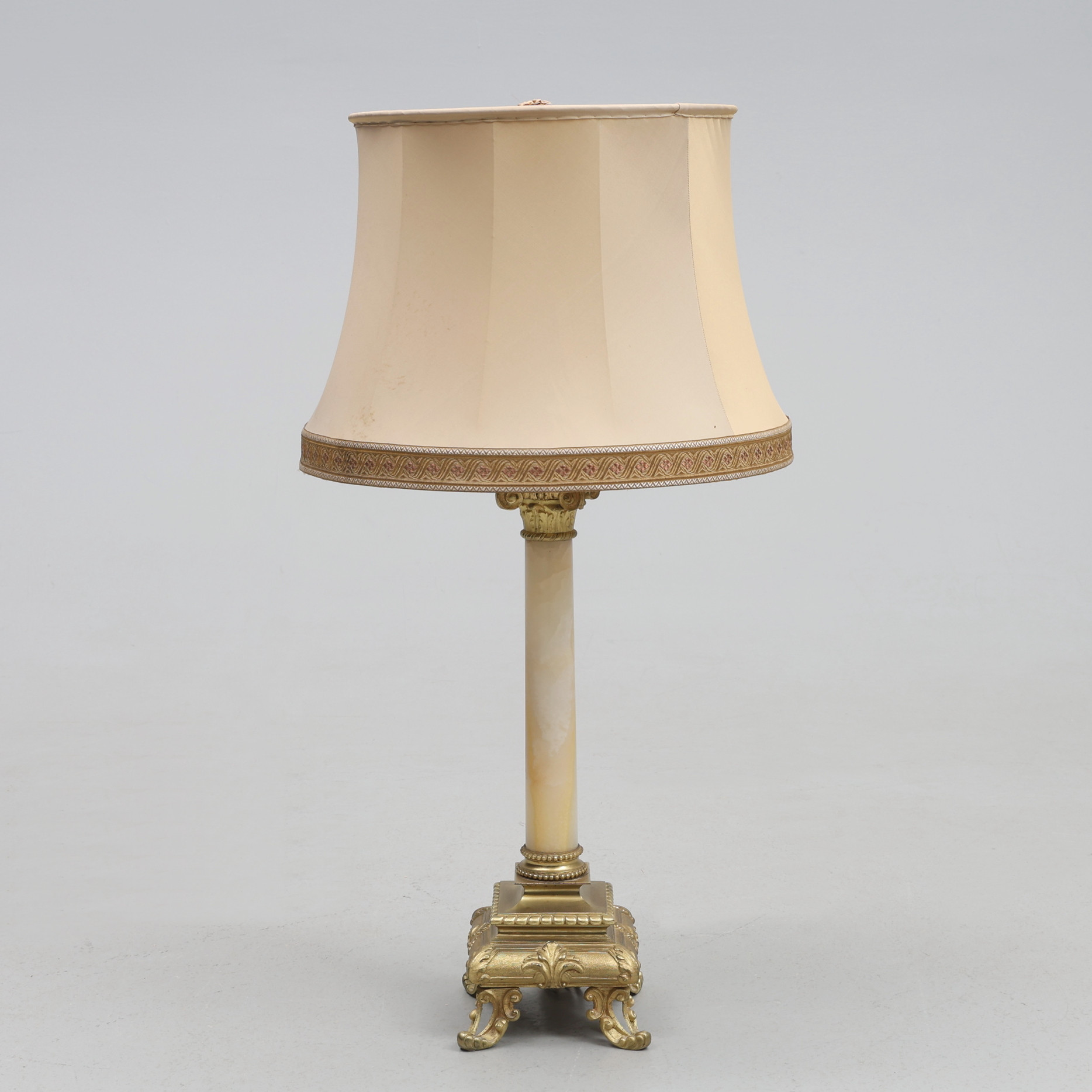 BORDSLAMPA, alabaster/mässing, 1900-tal.