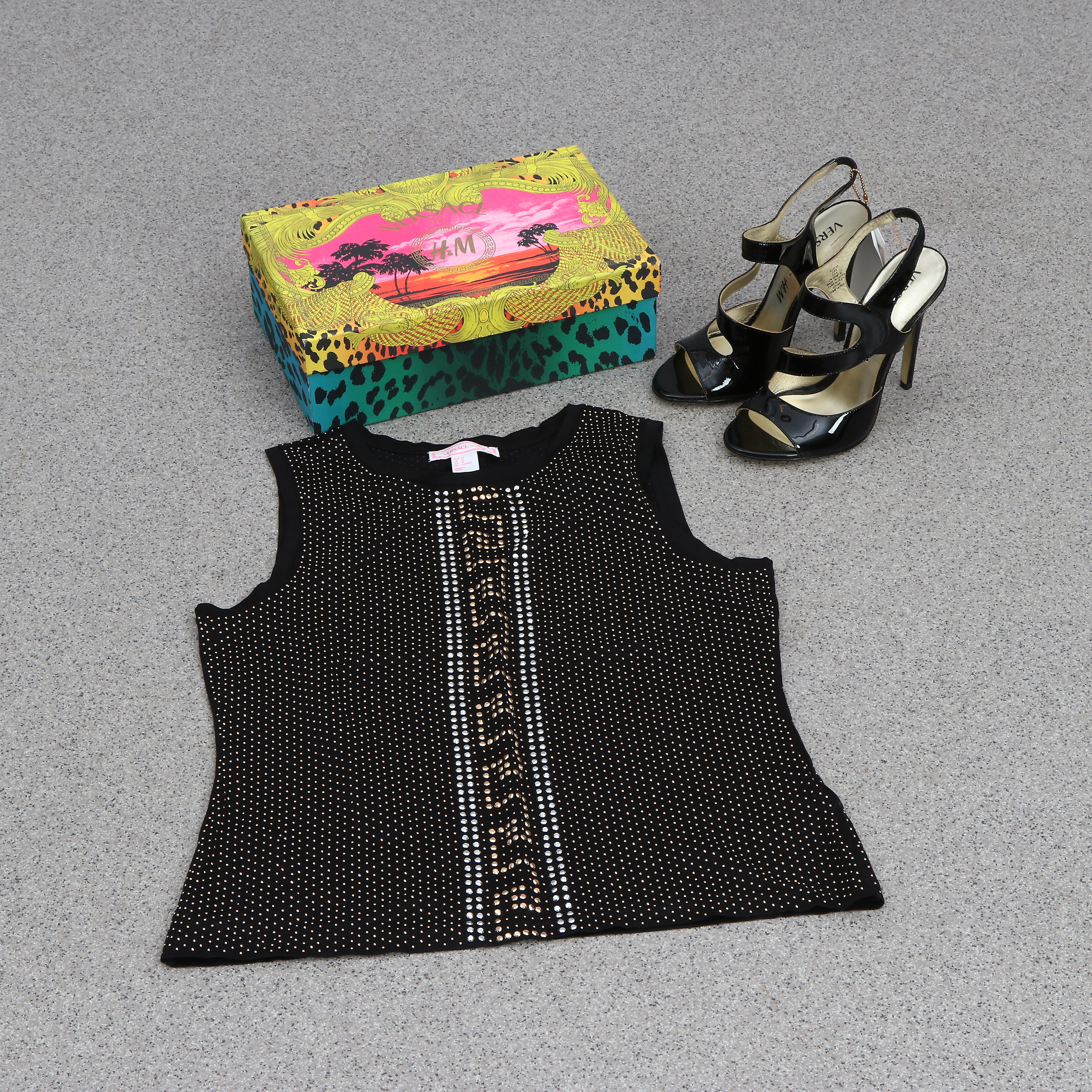VERSACE FOR H&M, TOP OCH SANDALETTER, ETT PAR. Svart bomull med paljetter och svart lack.