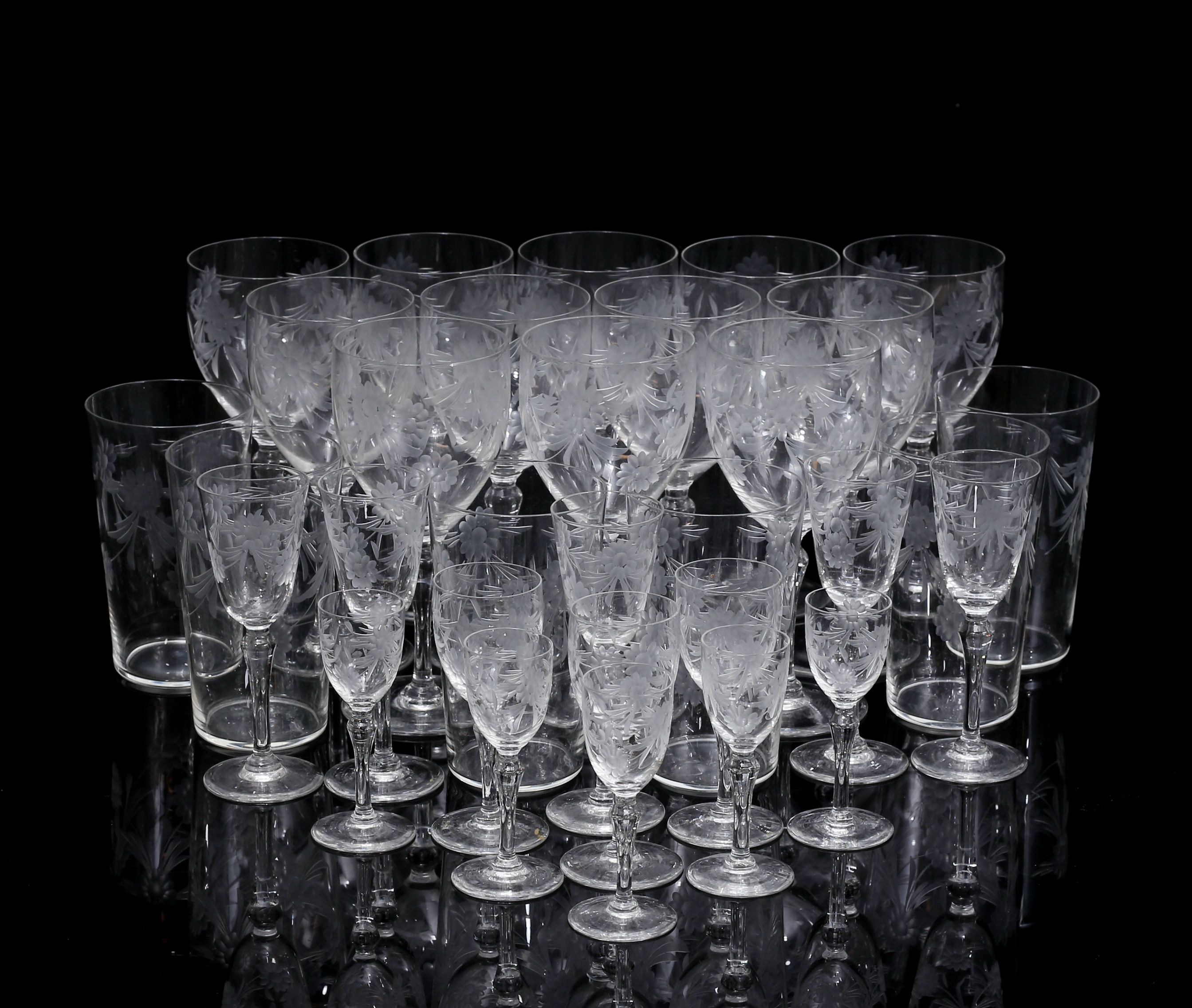 GLASSERVISDELAR, 31 st, slipad dekor av blommor, 1900-tal.