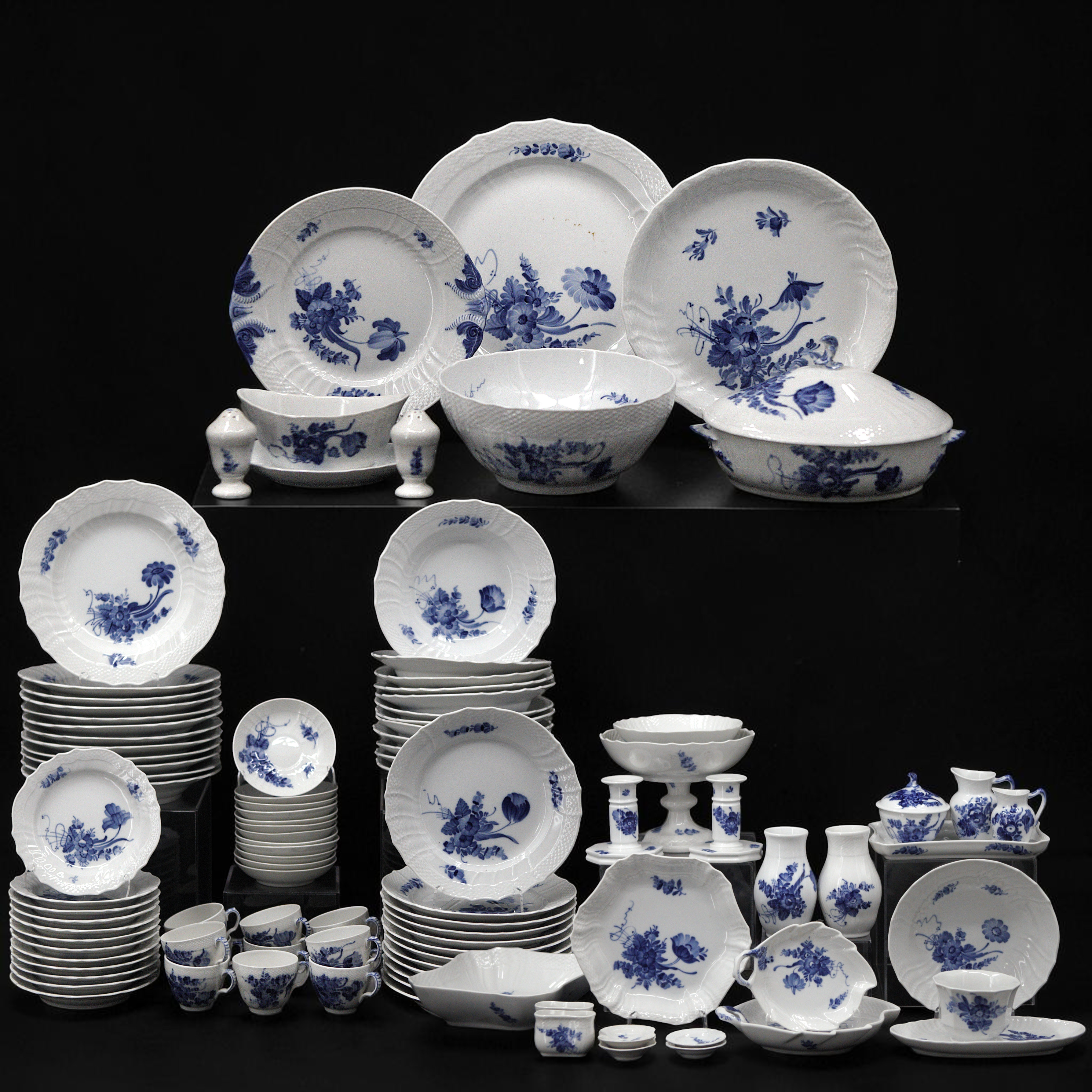 MAT-& KAFFESERVIS, 103 delar, "Blå blomst", porslin, Royal Copenhagen, Danmark.