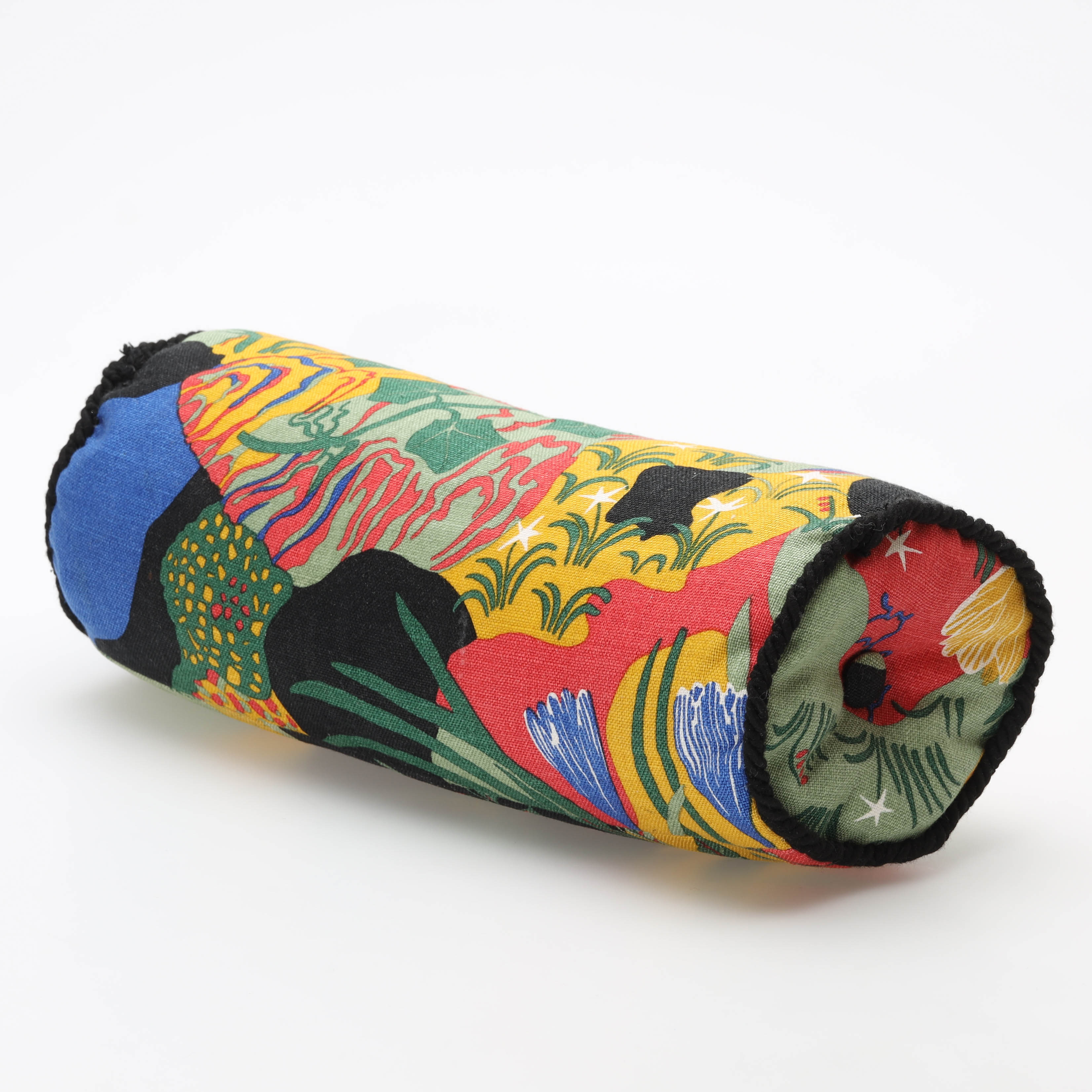 PRYDNADSKUDDE, textil "Anakreon", design Josef Frank för Firma Svenskt tenn.