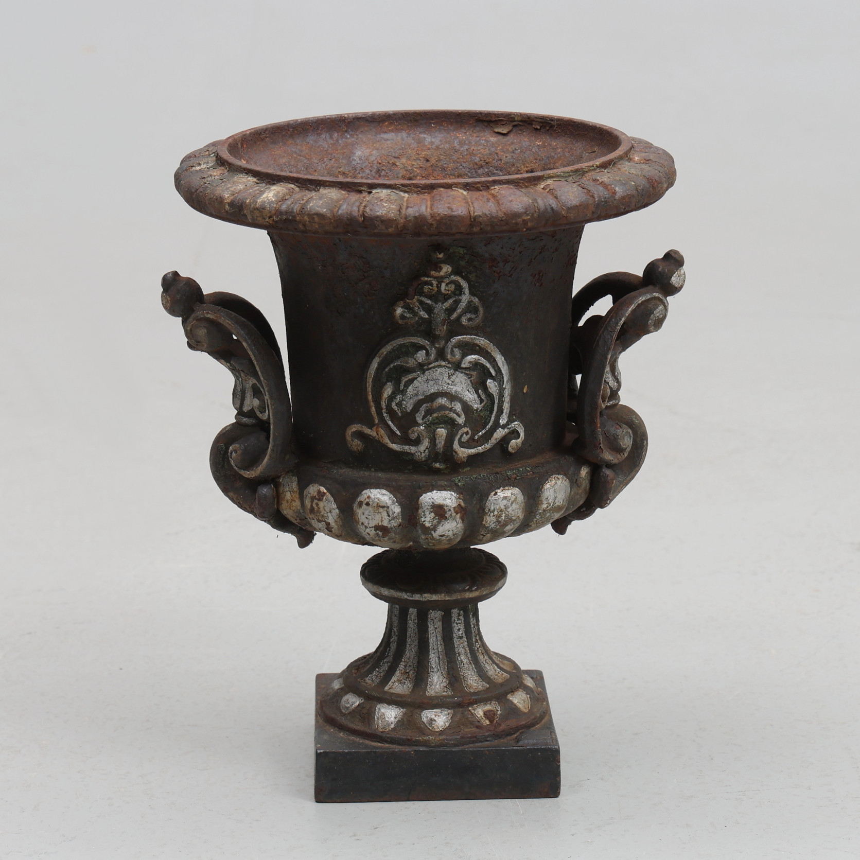 URNA , gjutjärn. 1800-1900-tal.