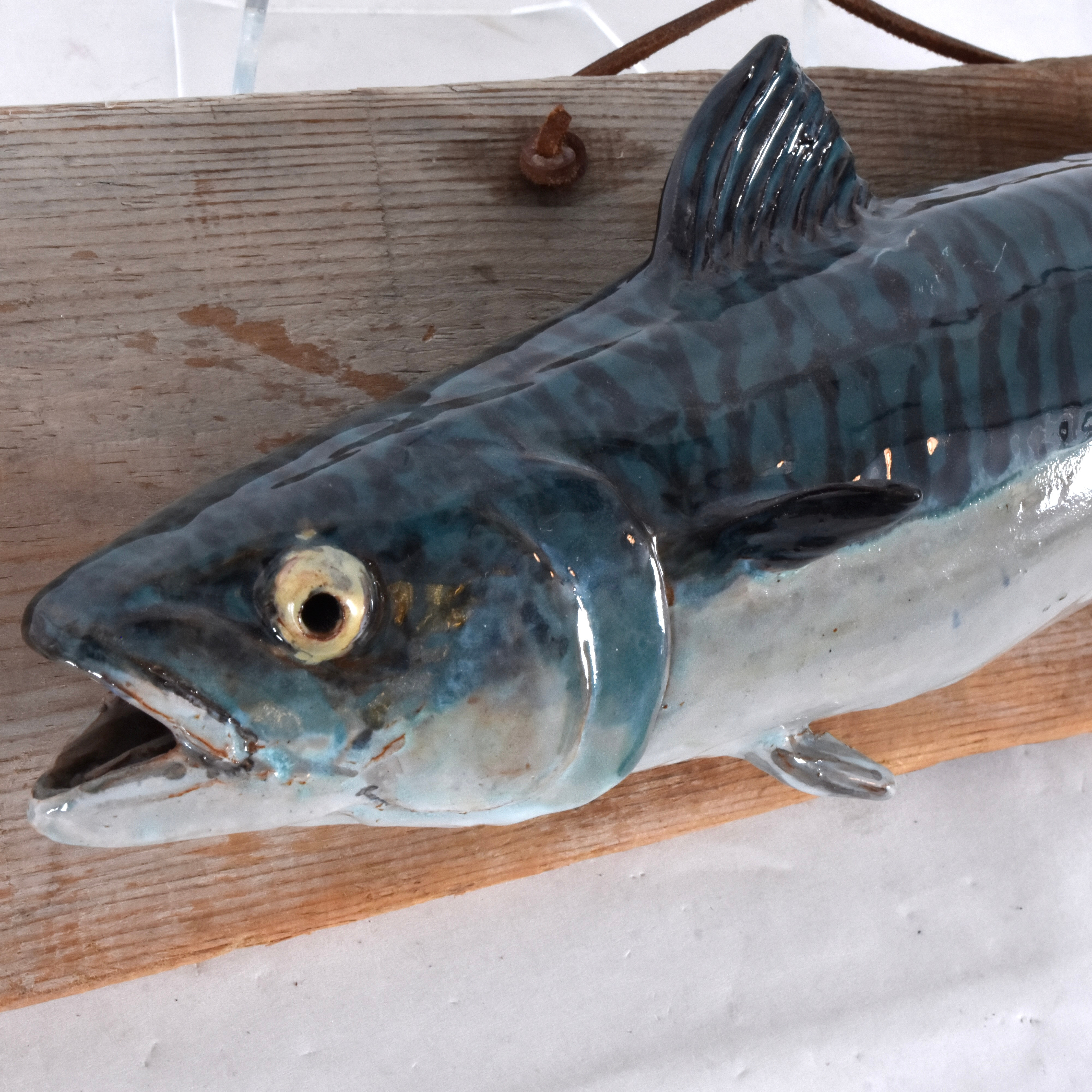 KARIN KYRLIN. Väggskulptur, "Makrill", keramik på träplatta.