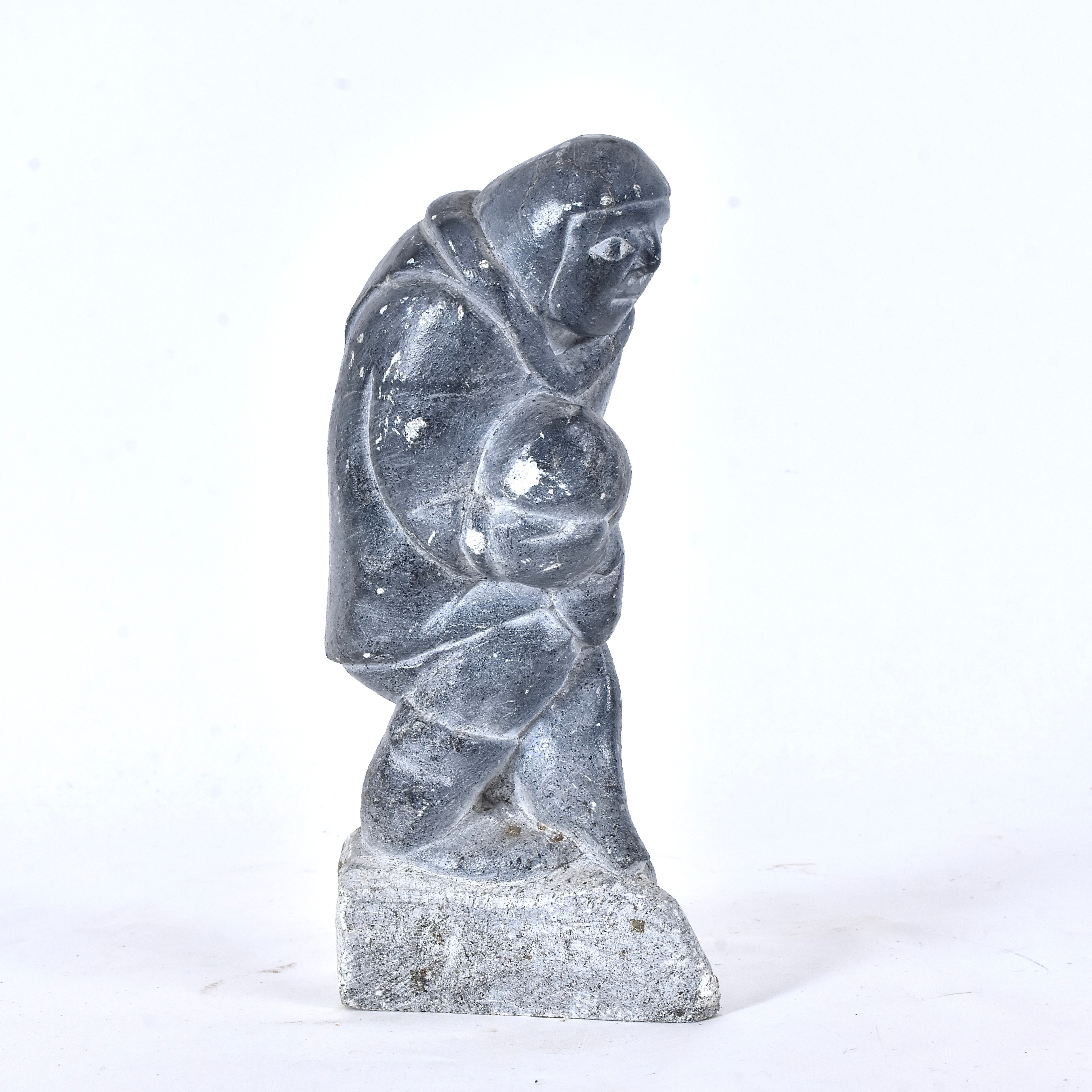 OIDENTIFIERAD KONSTNÄR. Skulptur, täljsten, Inuitarbete, troligen Grönland, signerad.
