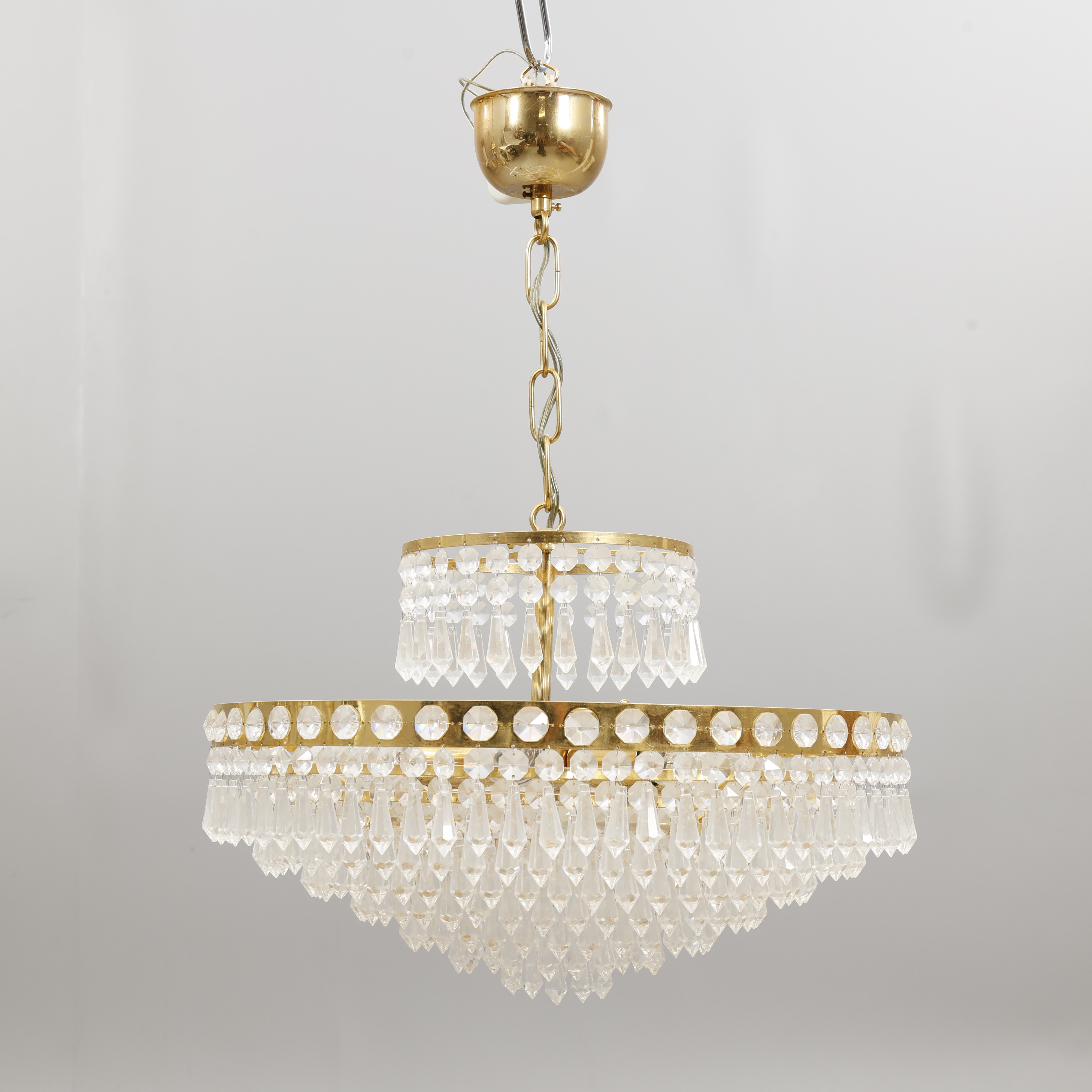 LJUSKRONA, mässings-stomme behängd med prismor.