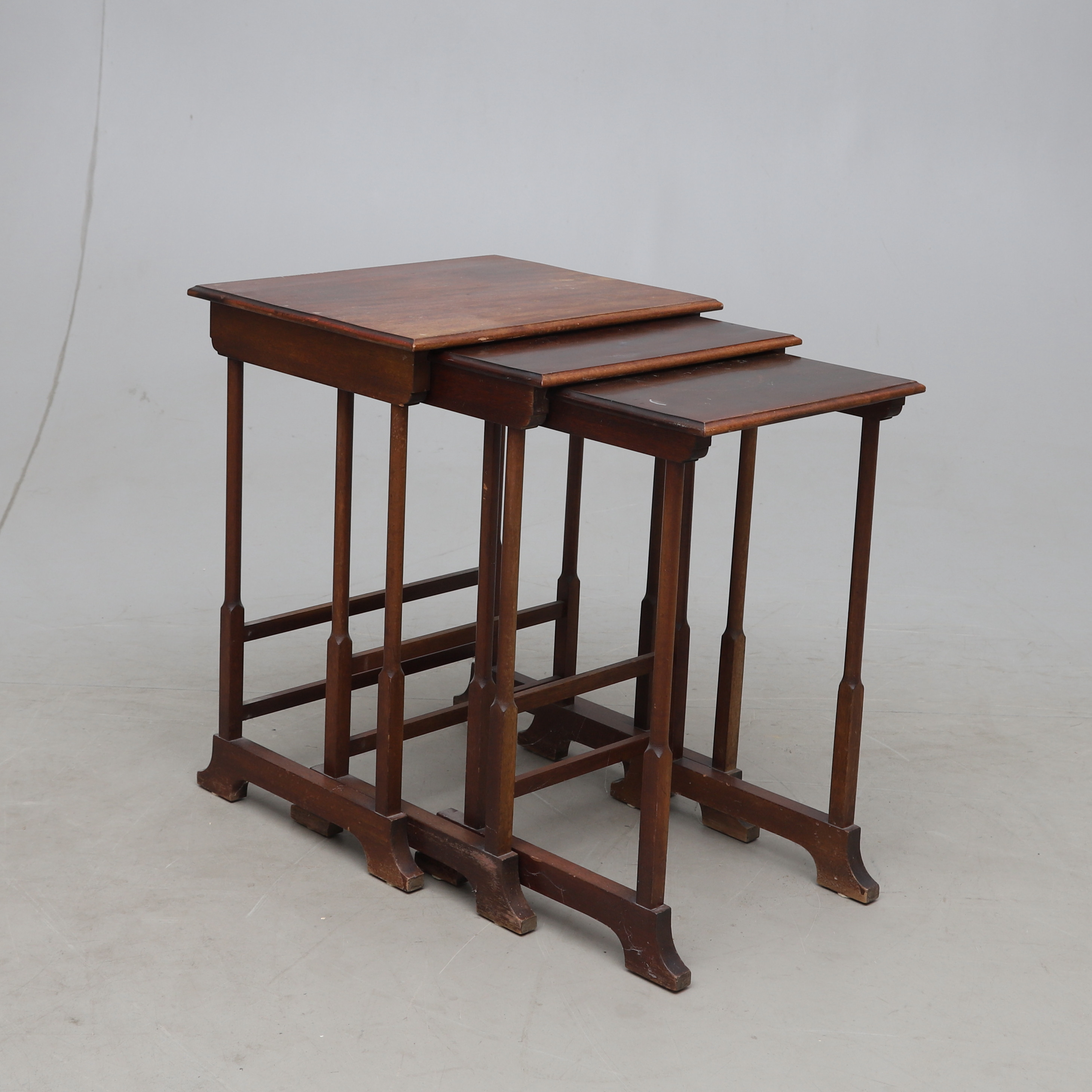 SATSBORD, 3 delar, mahogny, 1900-talets första del.