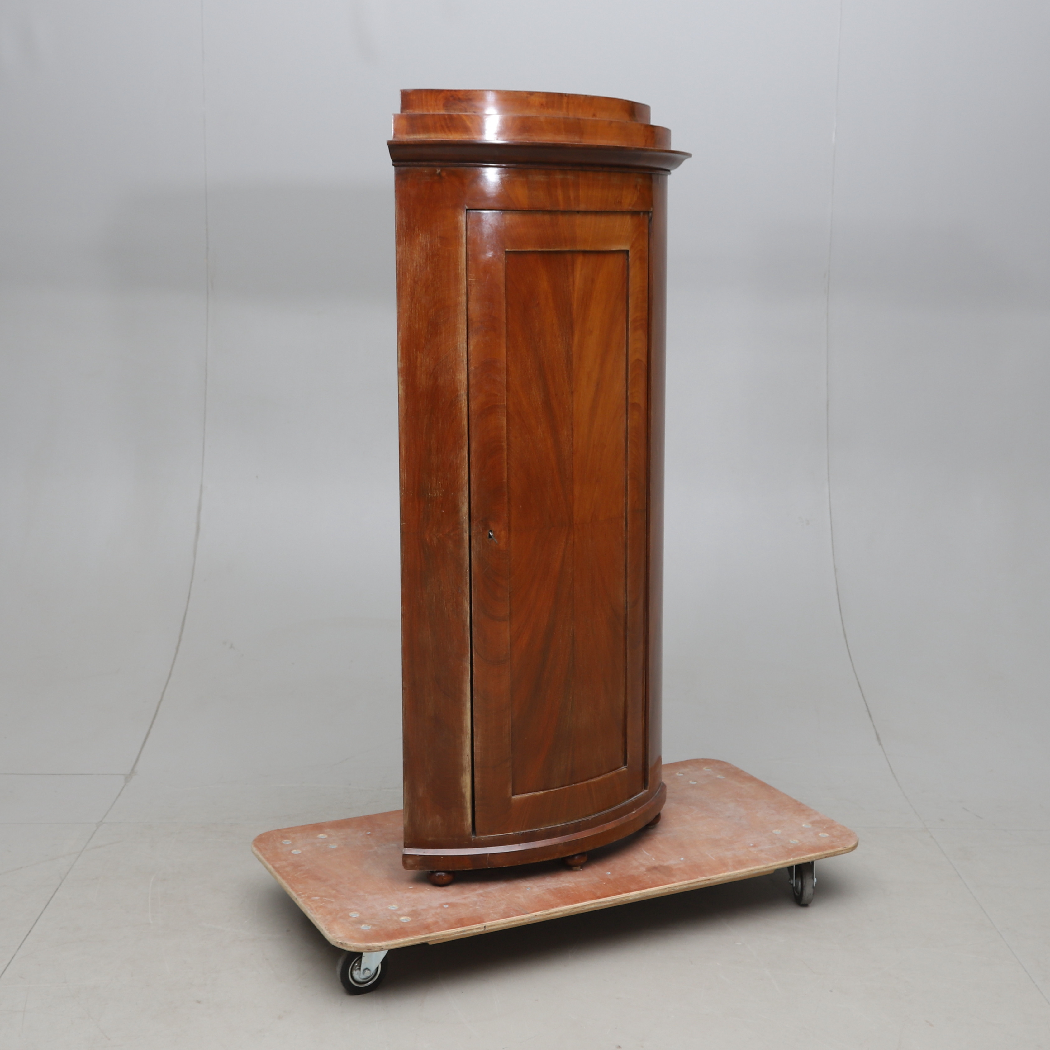HÖRNSKÅP, mahogny, Empire, 1800-talets första hälft-/mitt.