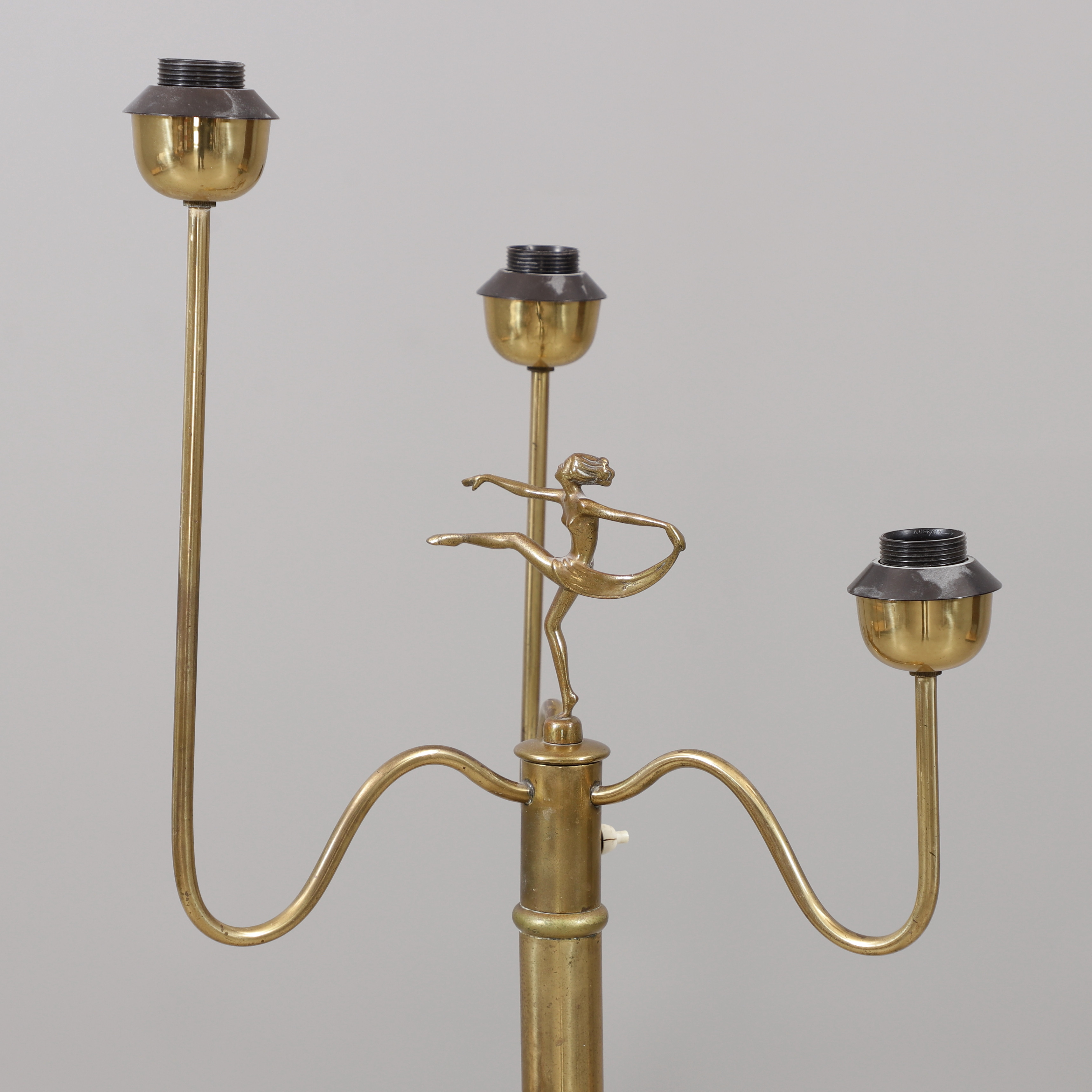 GOLVLAMPA MED KVINNOSKULPTUR, mässing, 1900-talets mitt.
