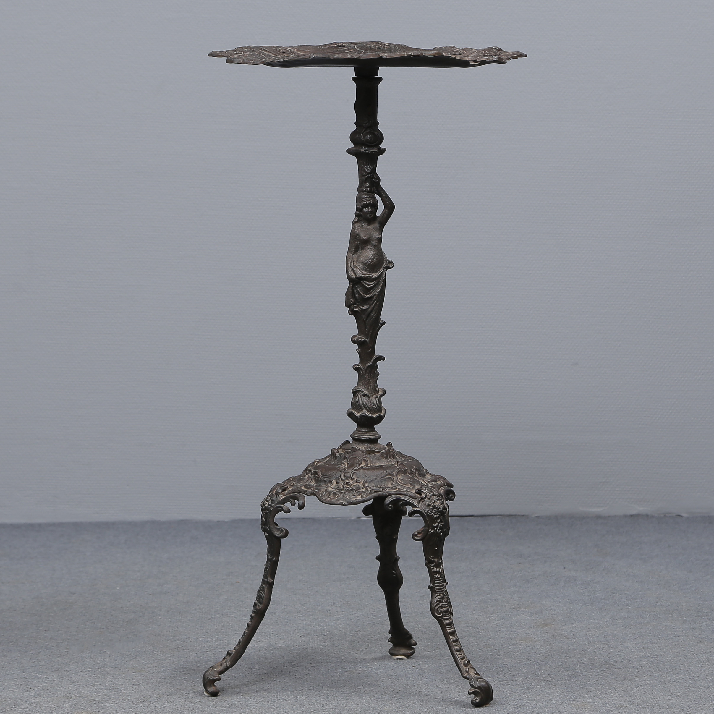 BORD, GJUTJÄRN, ANTIK BEHANDLAT, 1900-TAL.