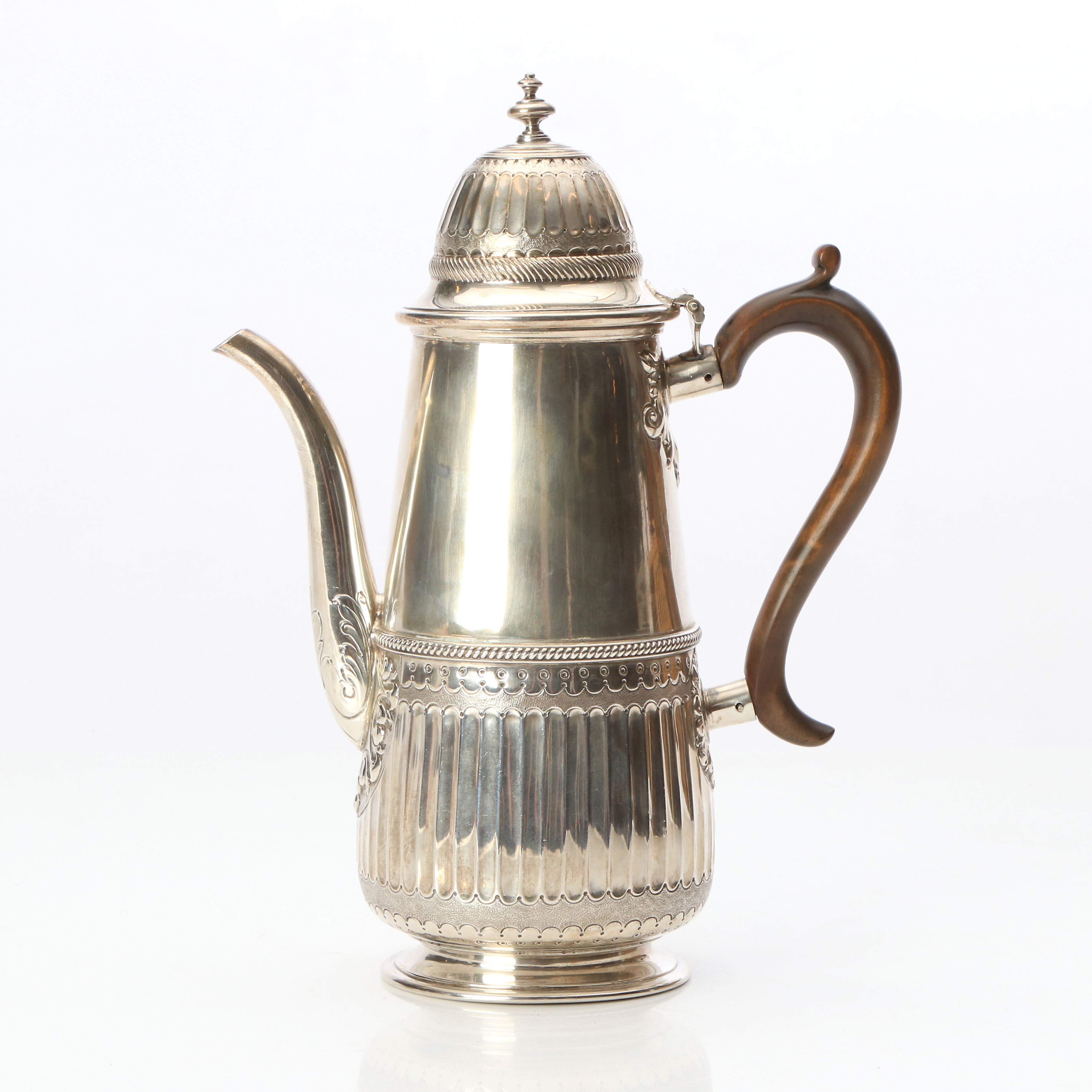 JOHN ALDWINCKLE & THOMAS SLATER, KAFFEKANNA. Sterlingsilver med trähandtag. London, 1889. Total vikt ca 590 gram.