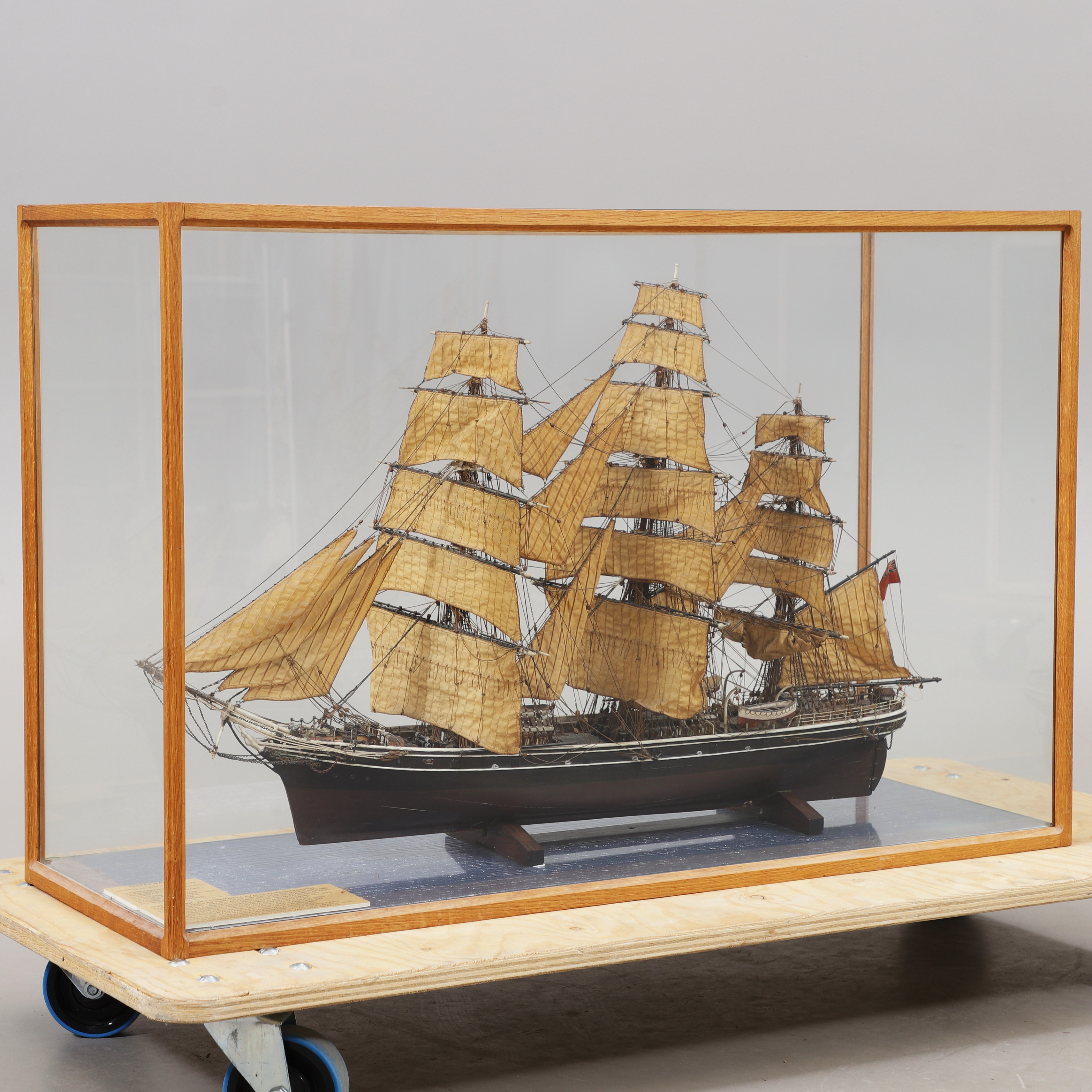 MODELLBÅT i monter, skepp, "Cutty Sark", Ruth C:N Yngve, 1900-tal.
