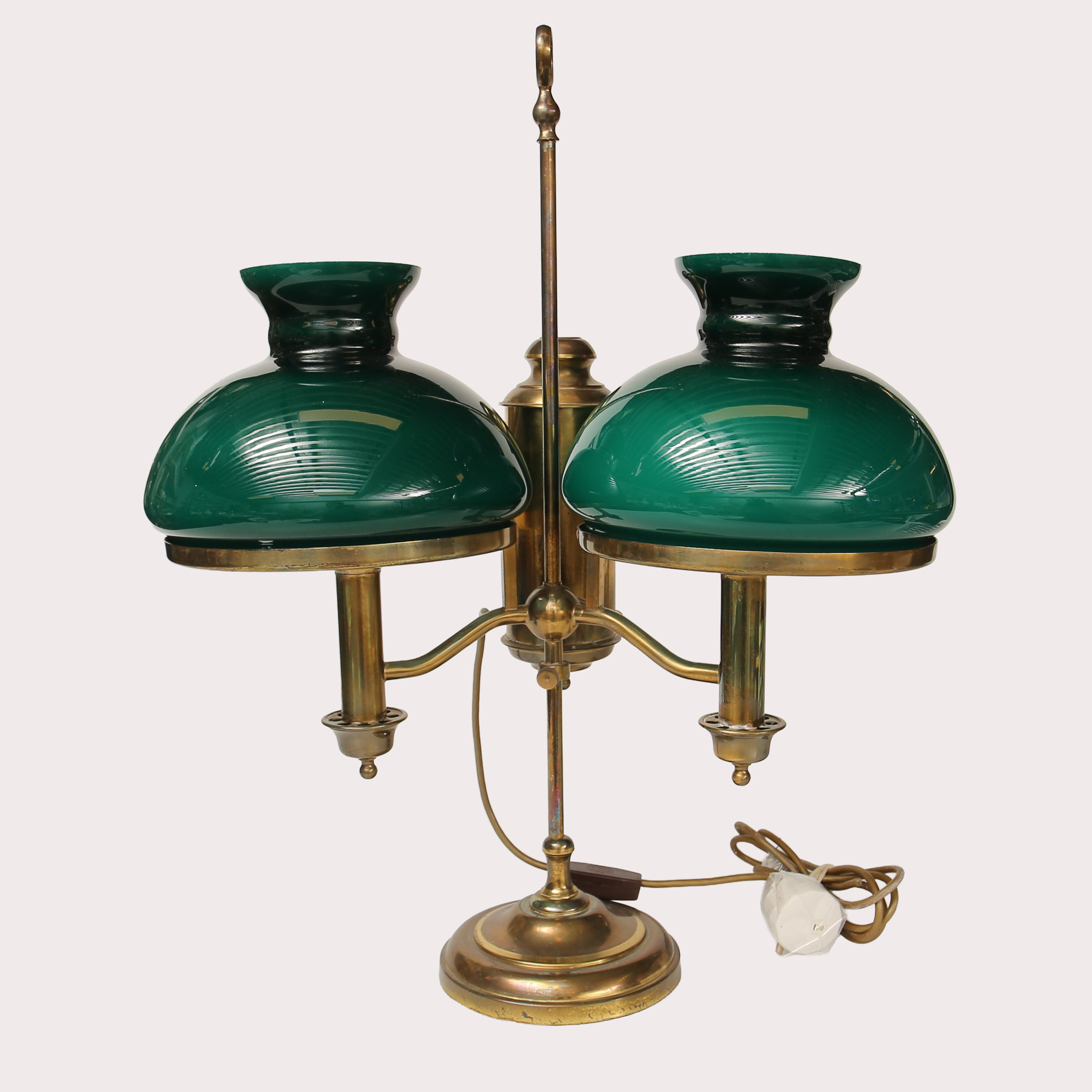 BORDSLAMPA, mässing, gröna glasskärmar, 2 st. ljuskällor. Made in Britain. 1900-talets tredje fjärdedel.