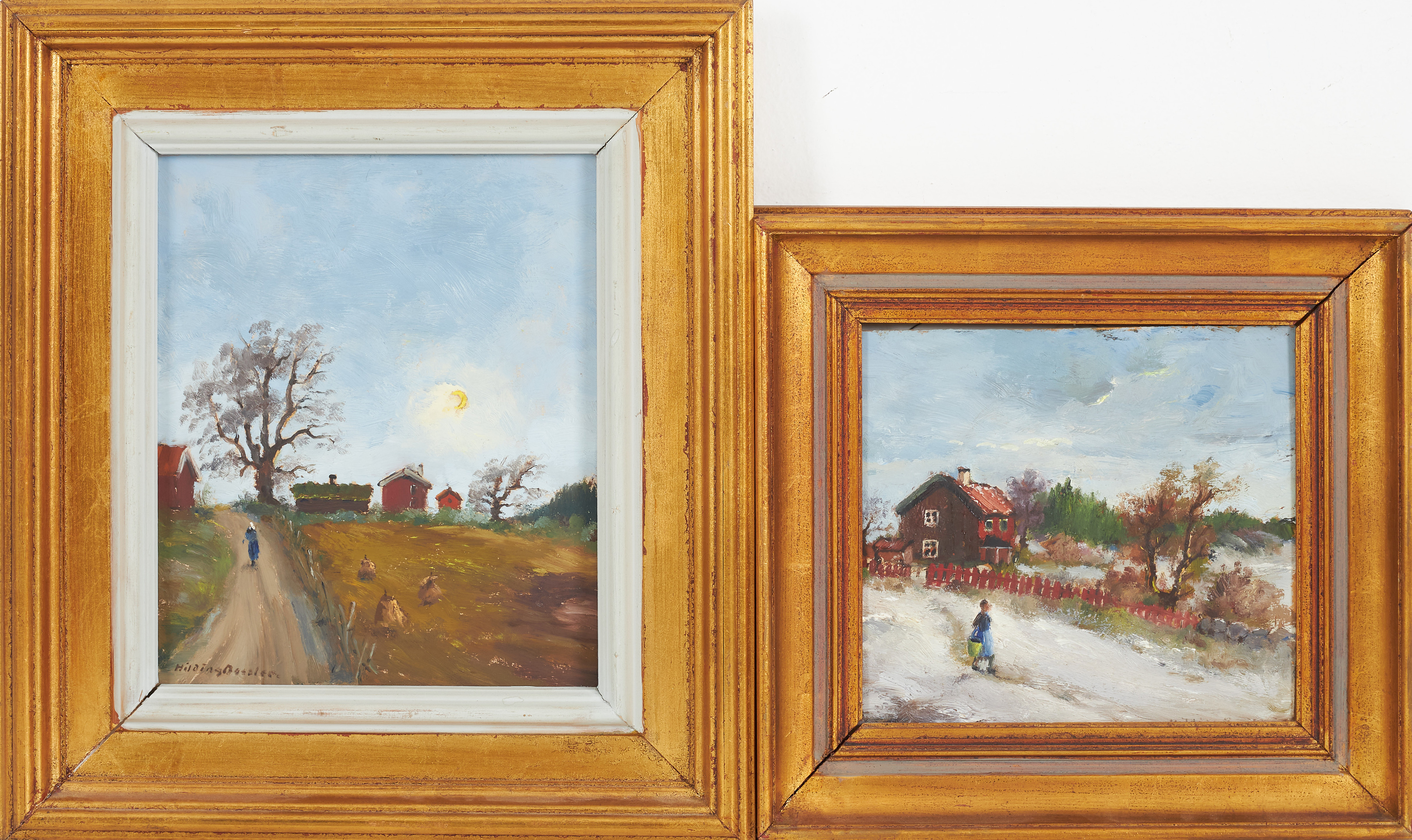 HILDING BOSSLER. 2 st, gårdsmotiv, olja på pannå, signerad.