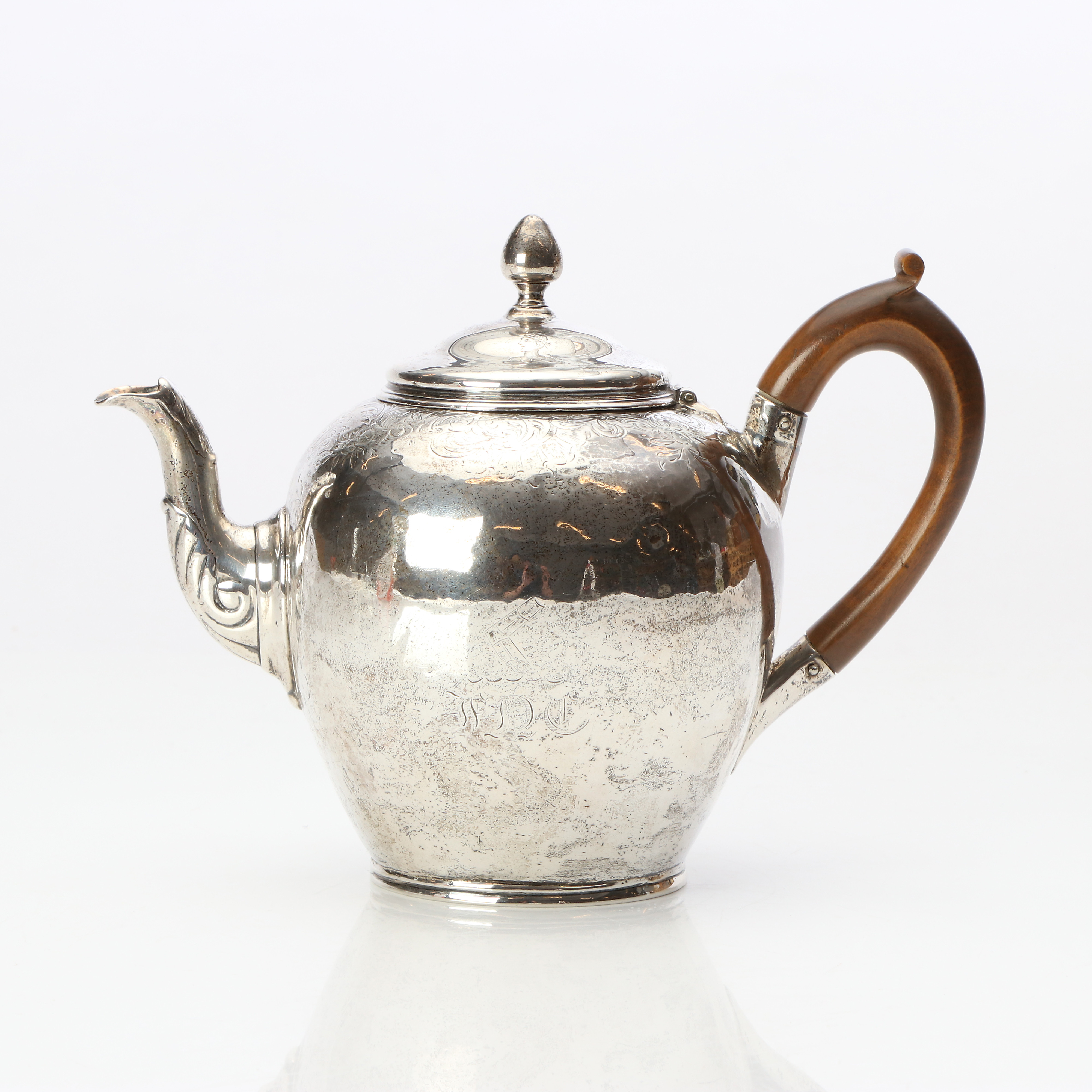 TEKANNA. Sterlingsilver med trähandtag. London, 1761, troligen William Gould. Total vikt ca 445 gram.