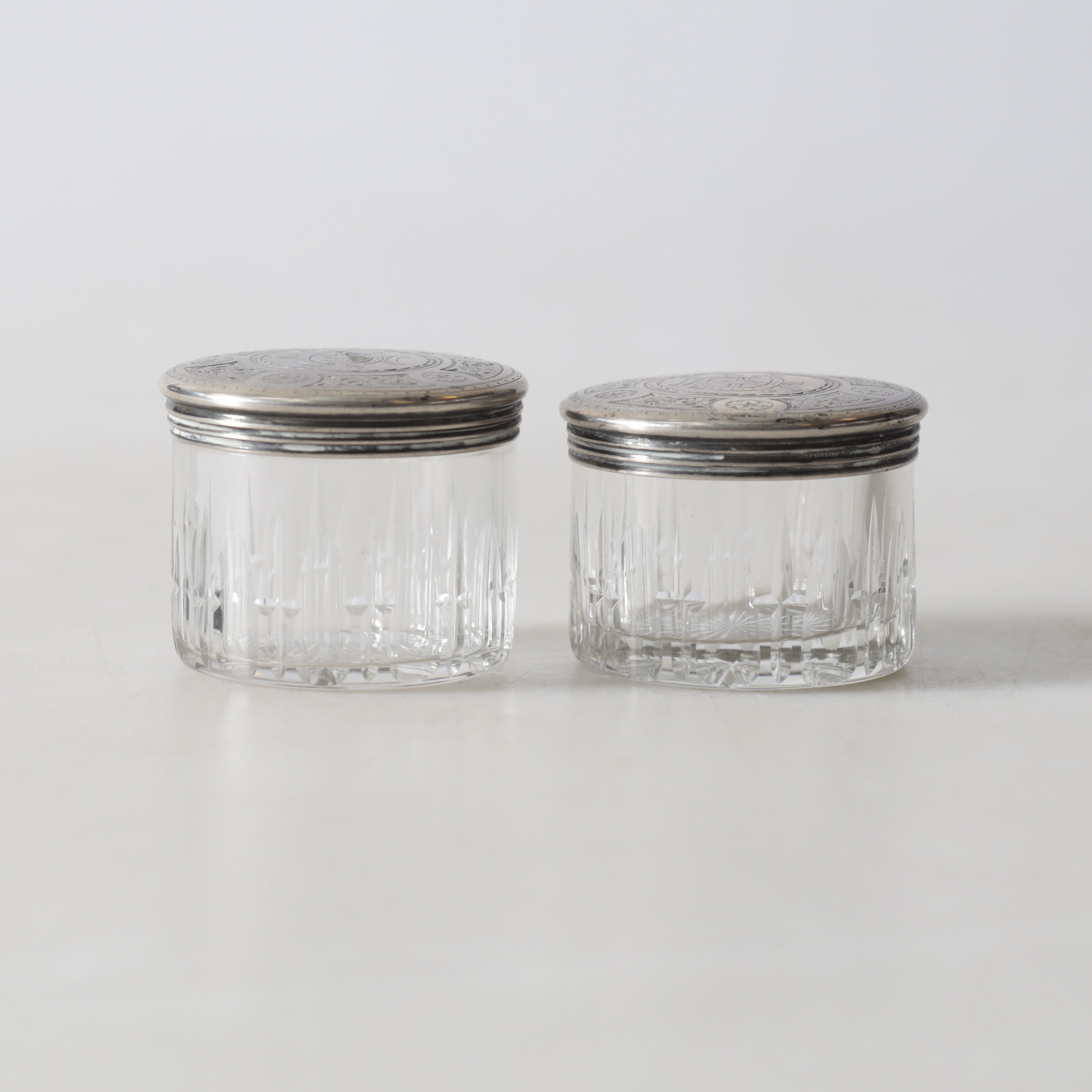 LOCKASKAR, silver & glas, 1800-talets sista årtionde. Vikt lock ca 35,4 gram.
