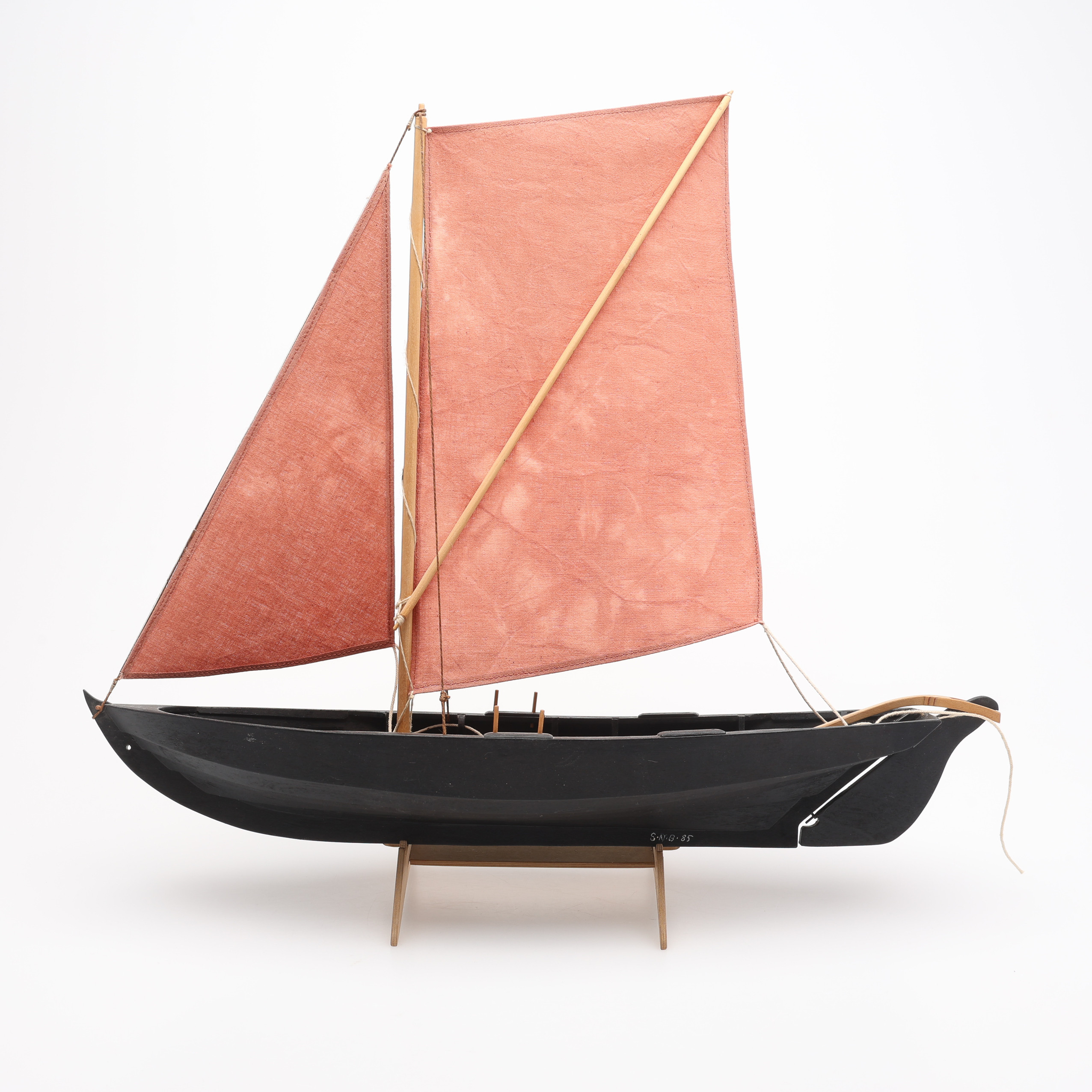 SIGNAR N. BENGTSON. MODELLBÅT, BLEKINGE-EKA, SIGNERAD & DATERAD -85.