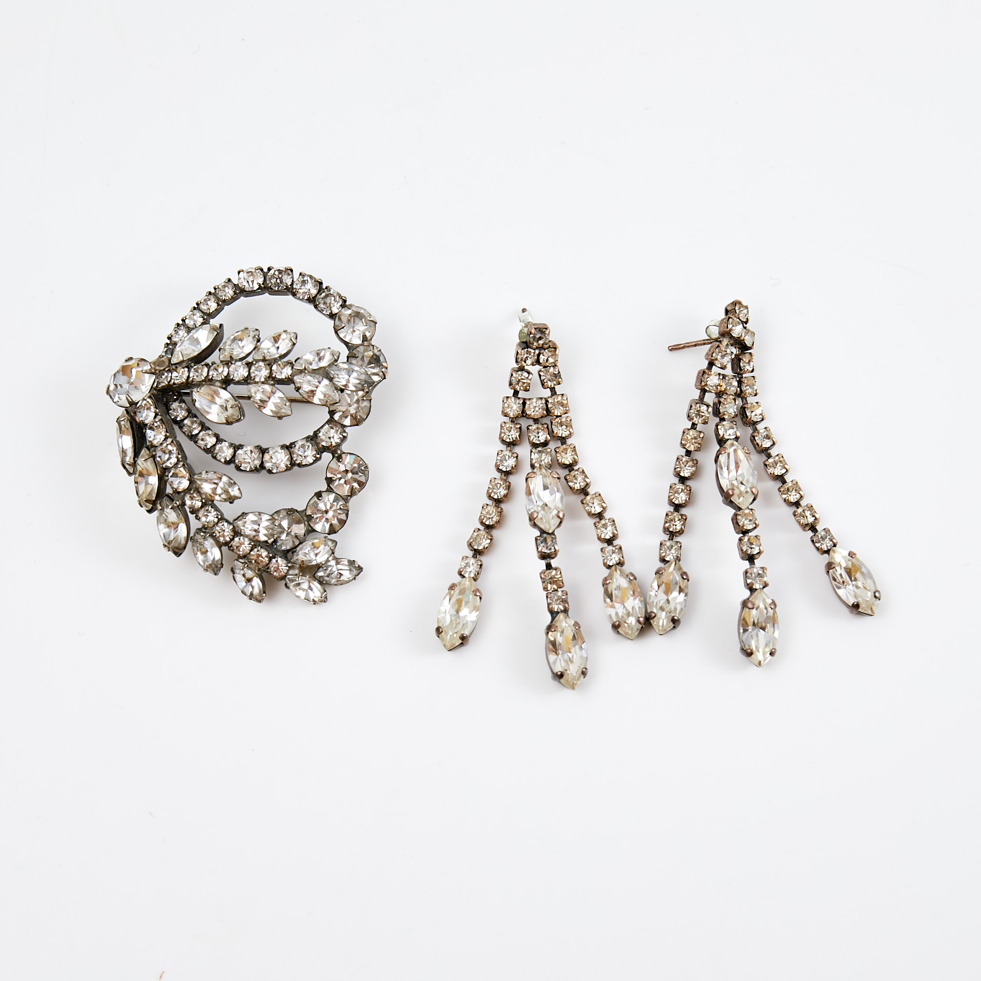 BROSCH samt ÖRHÄNGEN, 1 par, vitmetall samt strass, 1900-talets mitt.