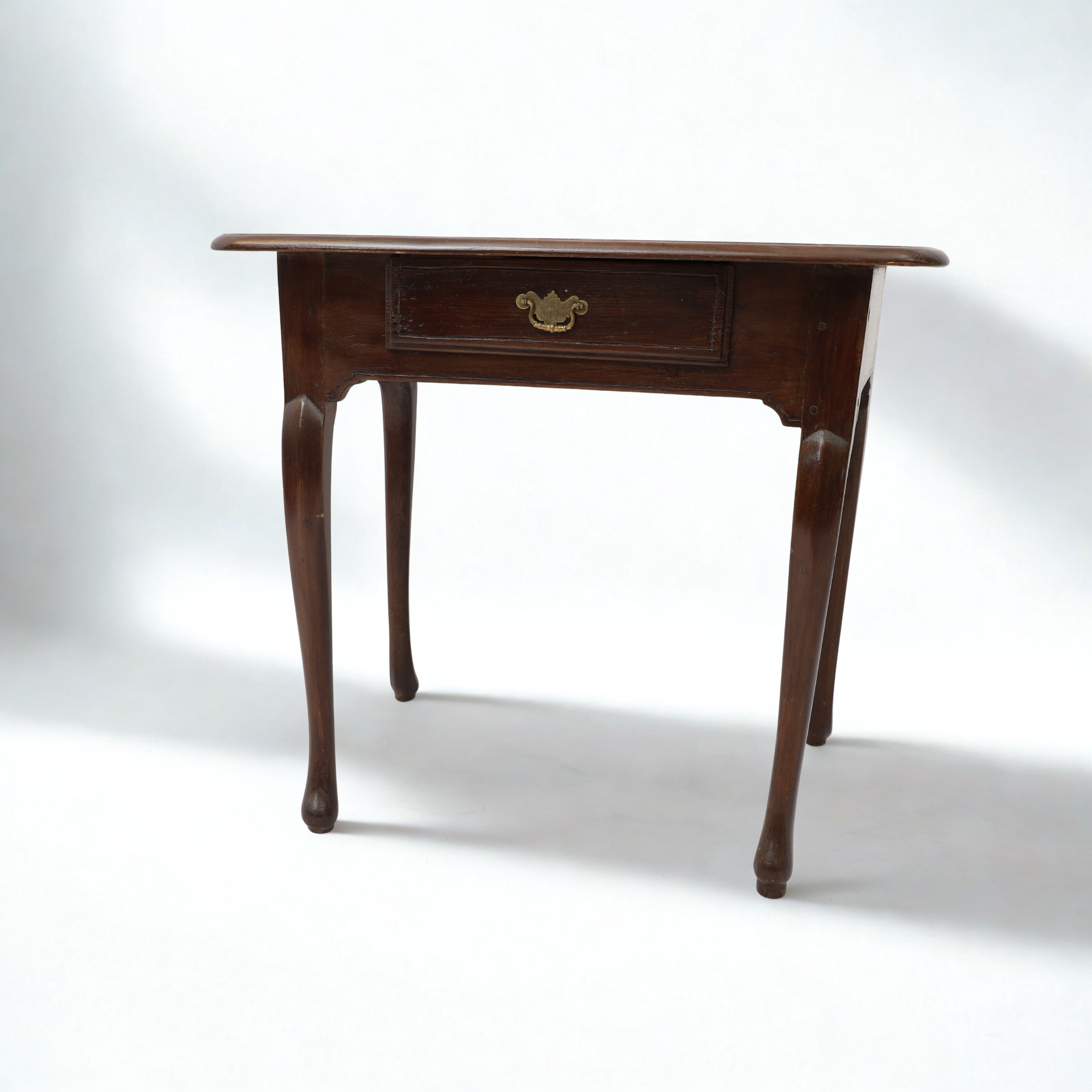 SKRIVBORD, rokoko, 1700-tal, bonad furu, svängda ben, konturerad skiva, kortsida med en låda.