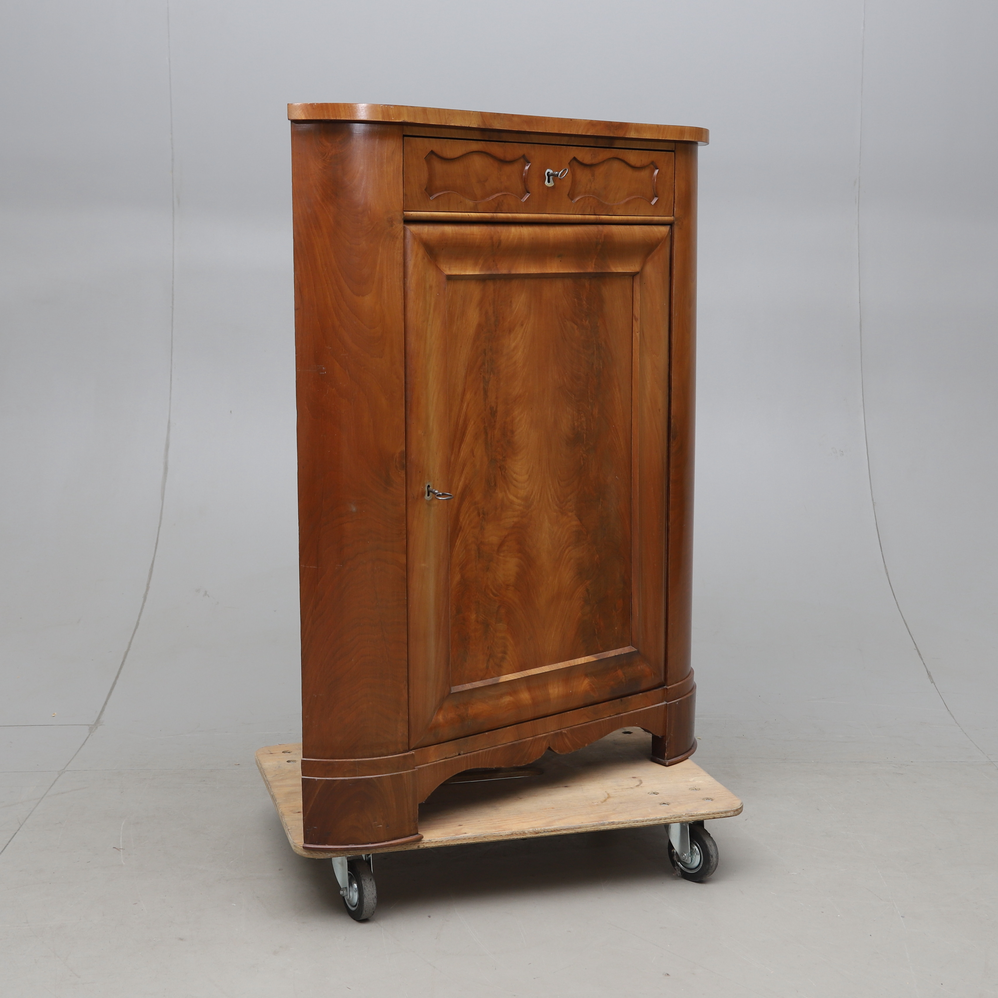 HÖRNSKÅP, mahogny, senempire, 1800-talets andra hälft.