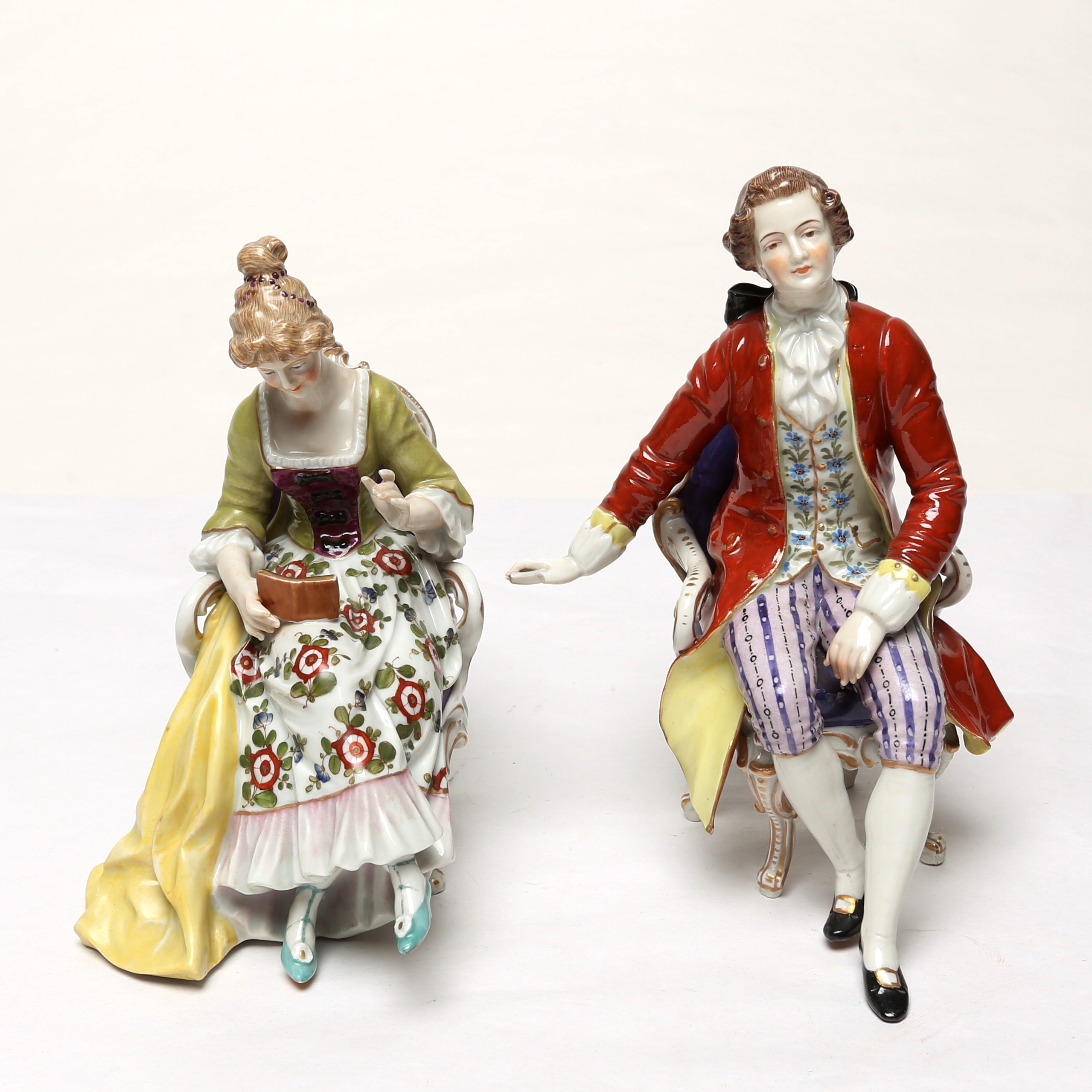 FIGURINER 2 st, porslin, den ena med Neapelmärke, 1900-tal.