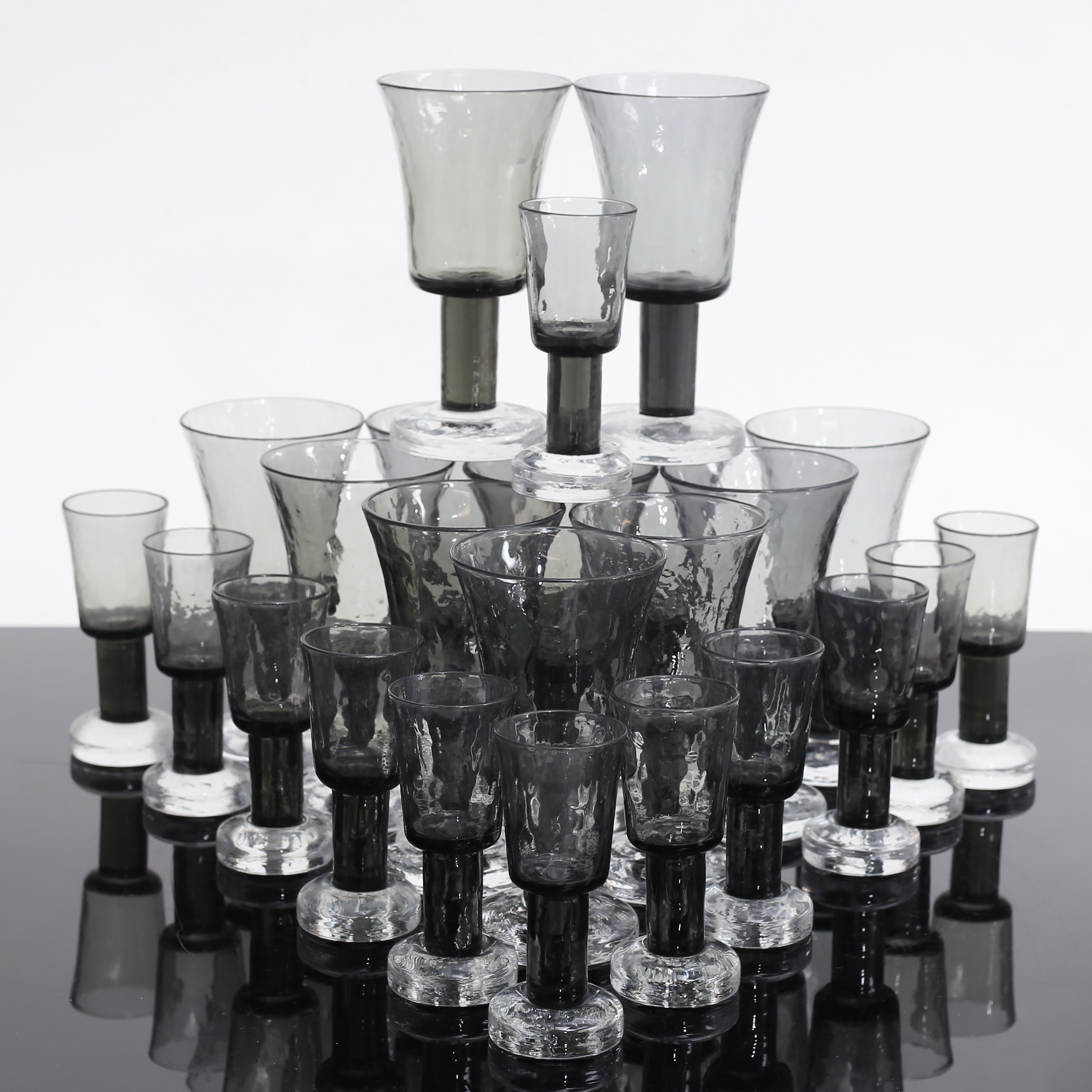 GÖRAN WÄRFF. Glasservisdelar, 24 delar, rökfärgat glas, "Rustica", Pukeberg, 1900-tal.