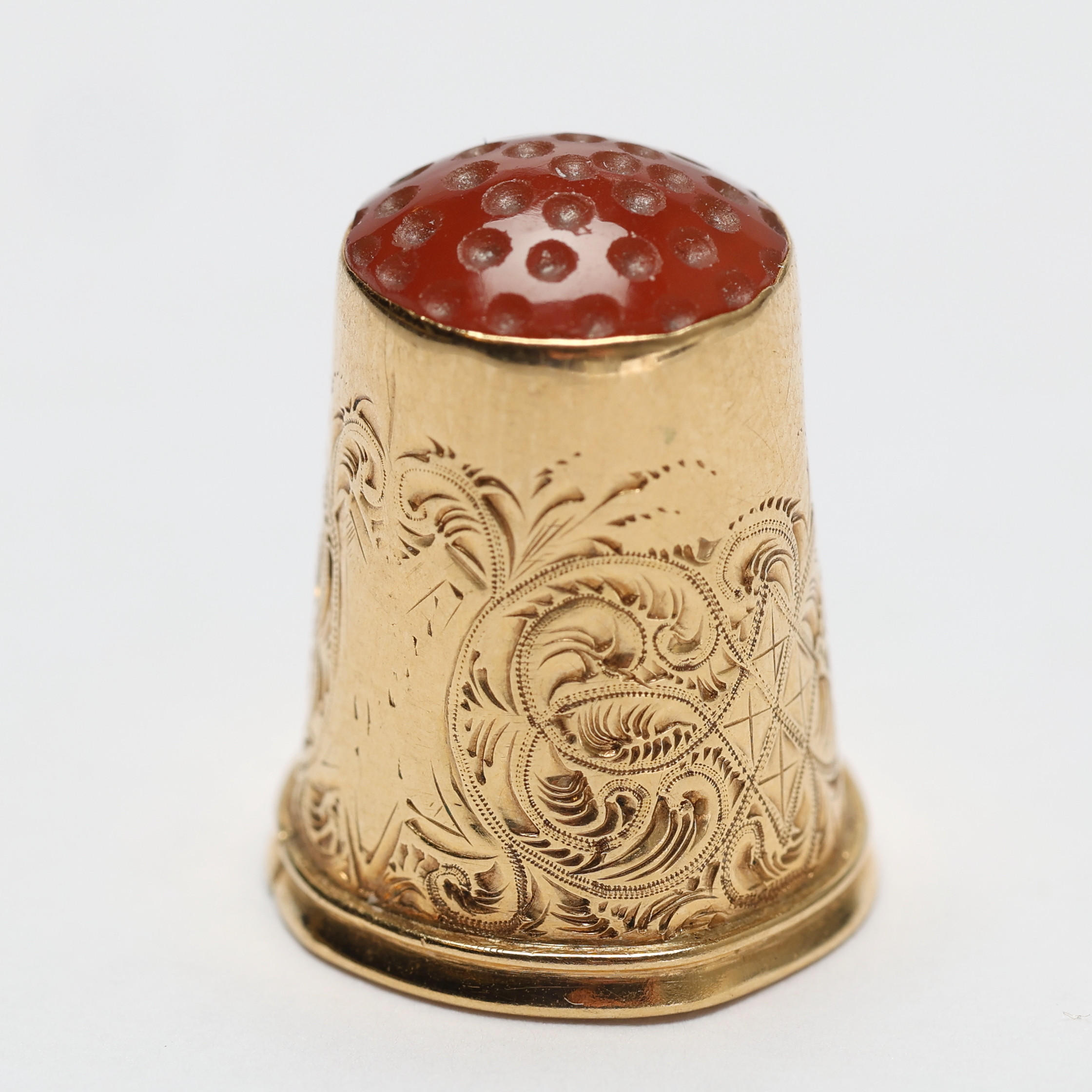 FINGERBORG. 18k guld med karneol, vikt ca 3,59g.