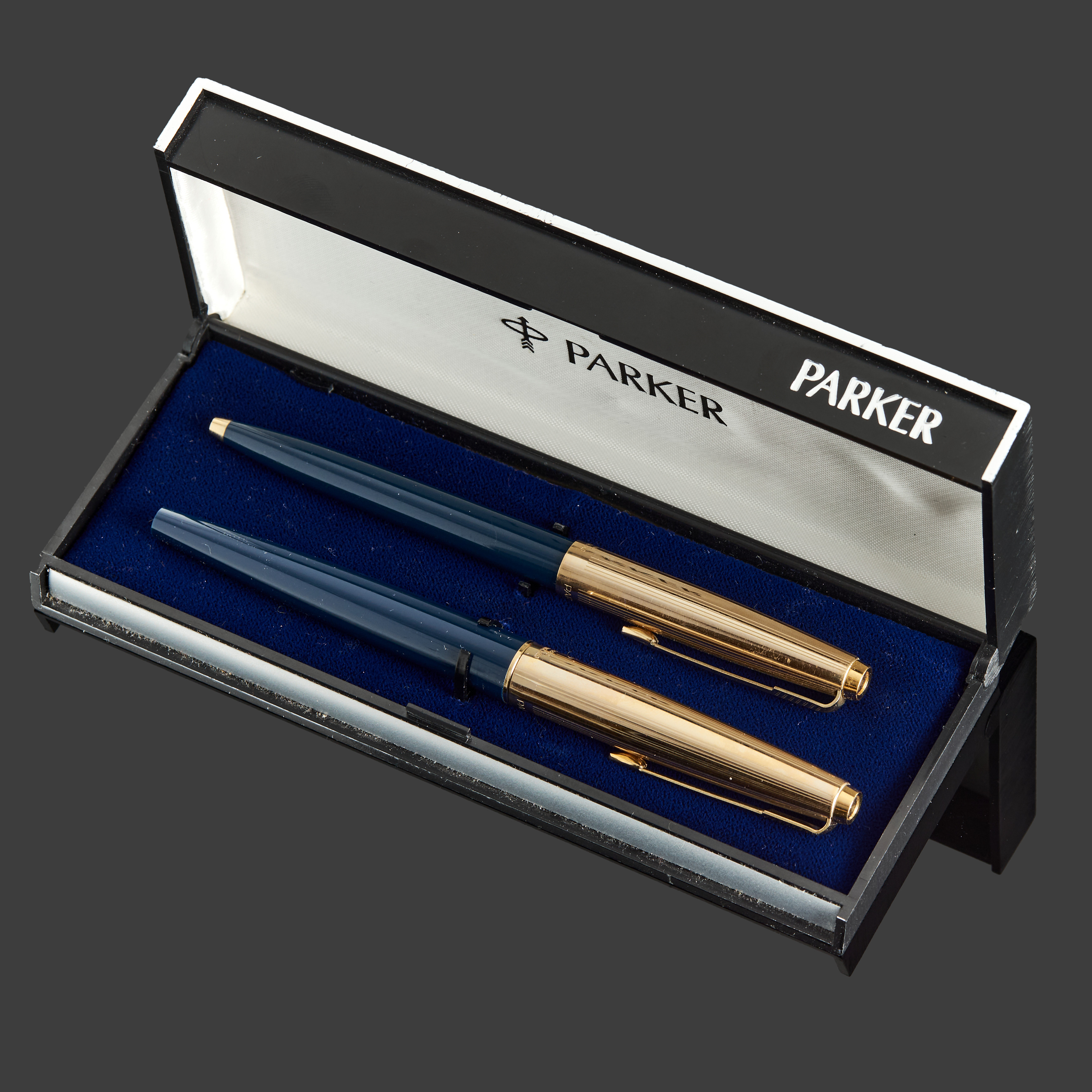 PARKER, 2 st, reservoar- och kulspetspenna, med etui, 14k förgyllning.