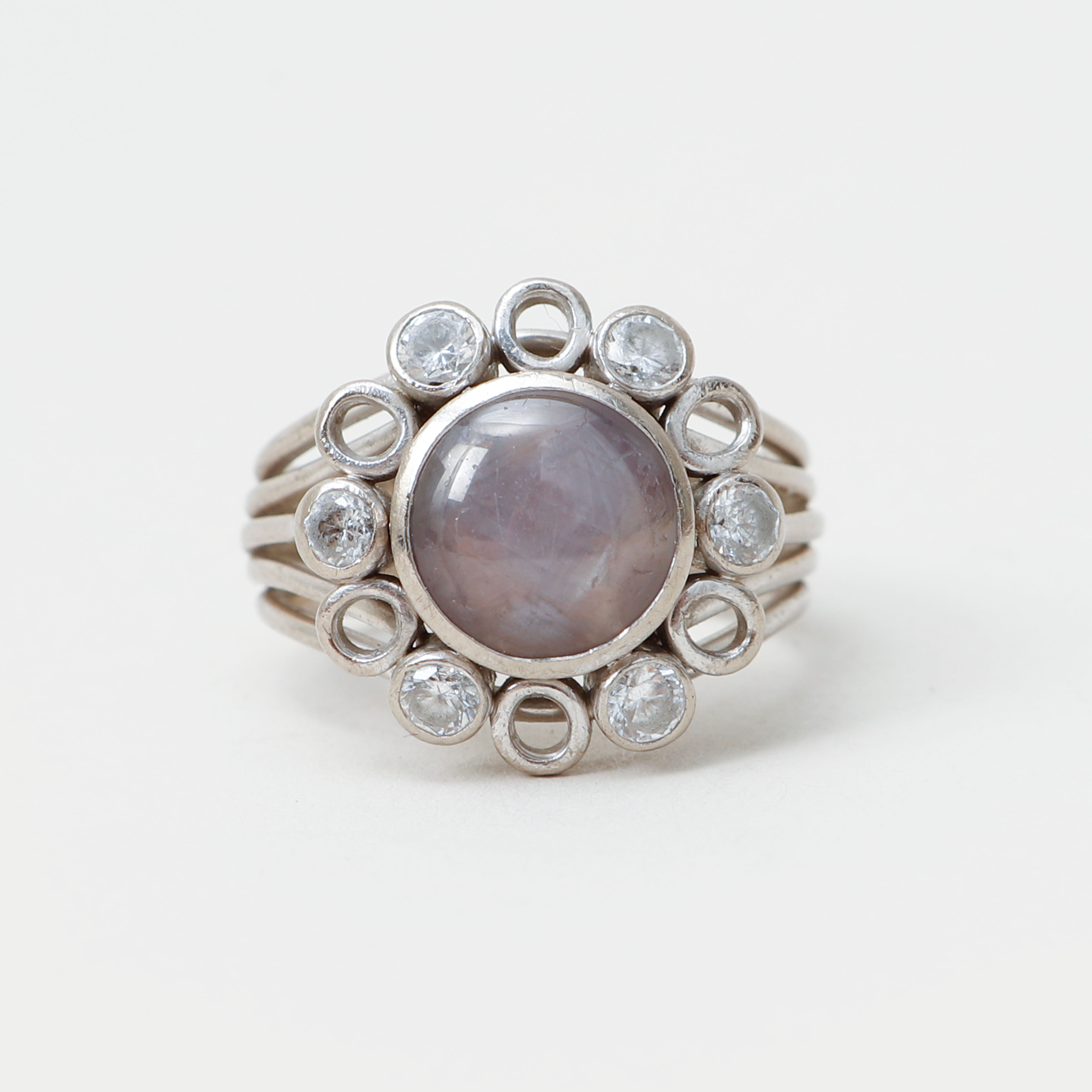 RING, vitguld, stjärnsafir samt syntetiska stenar. Vikt 8.4 gram.