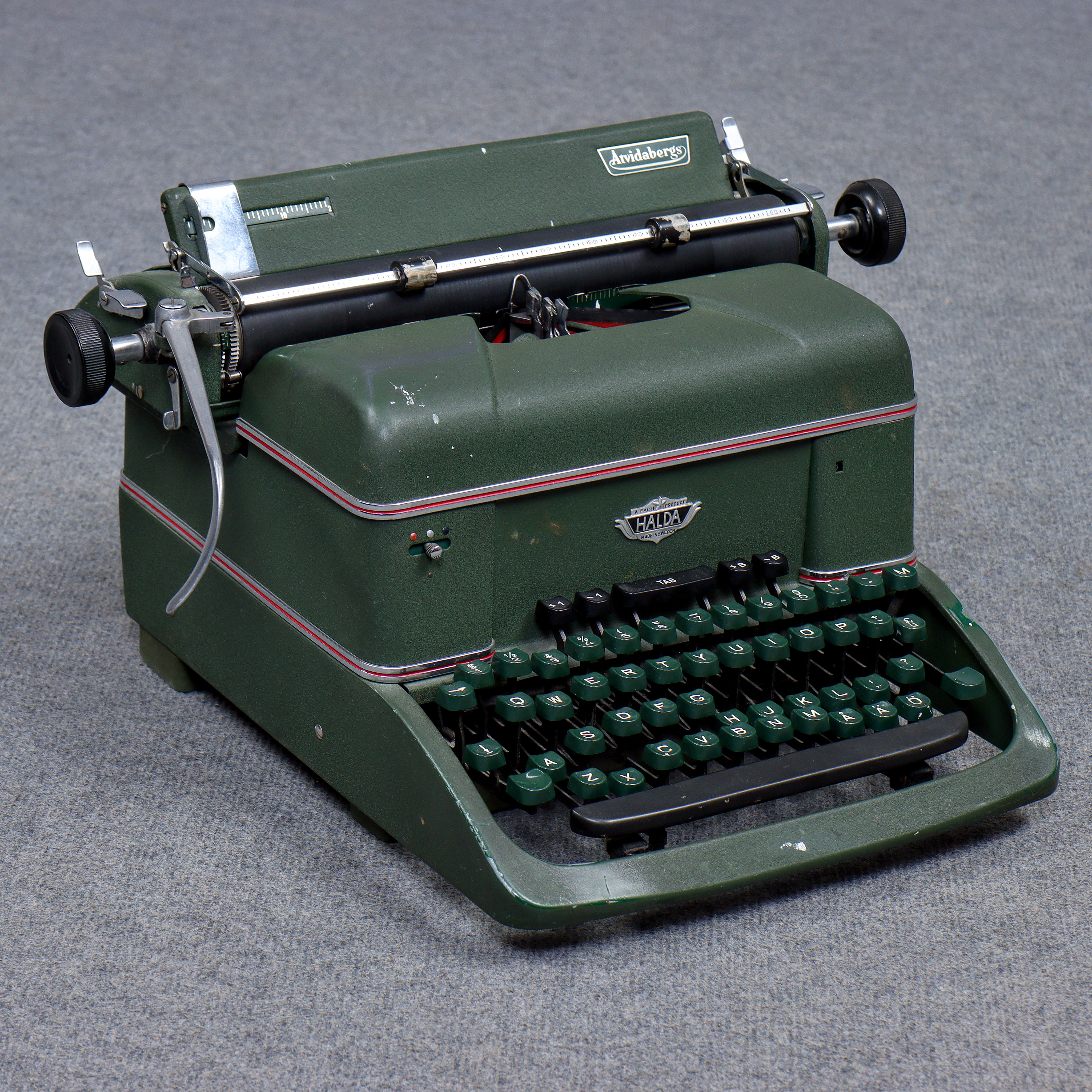 ÄLDRE SKRIVMASKIN "HALDA", ÅTVIDABERGS INDUSTRIER, MÖRKGRÖN KULÖR, 1950-TAL.