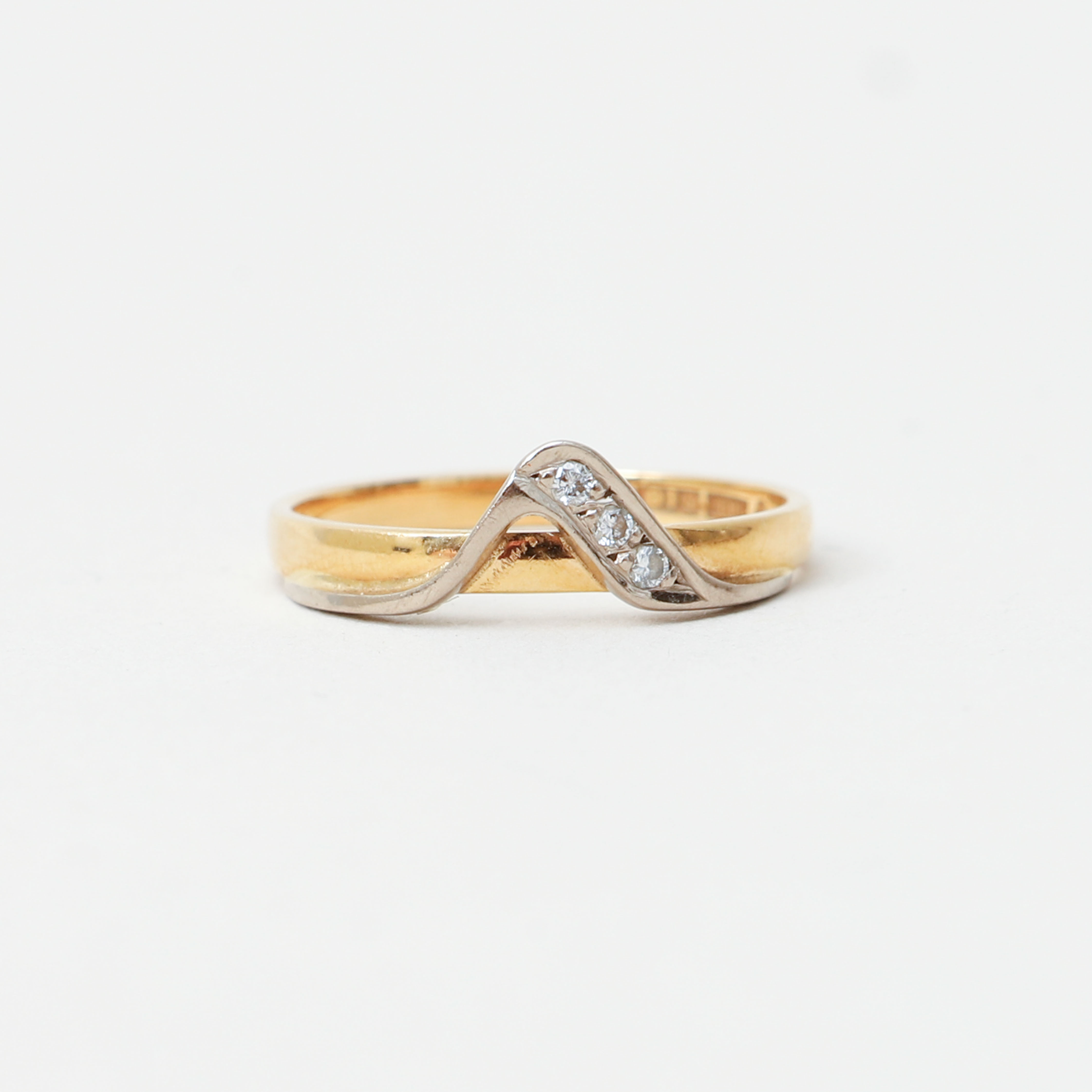 RING, 18k guld samt diamanter, Malmö, 1988. Vikt 1.8 gram.