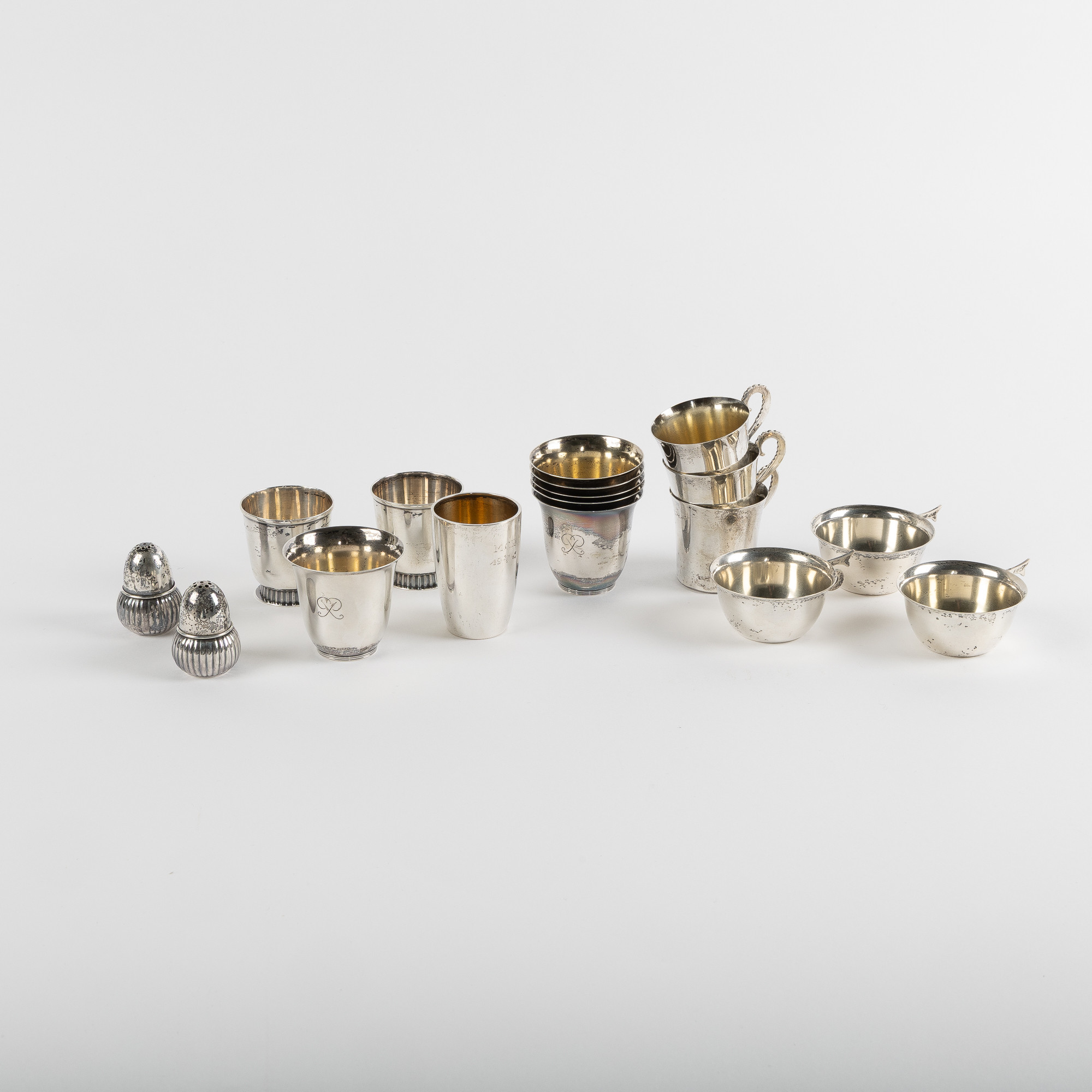 SAMLING SILVER, bl a bägare, salt- och pepparströare, 1900-tal.