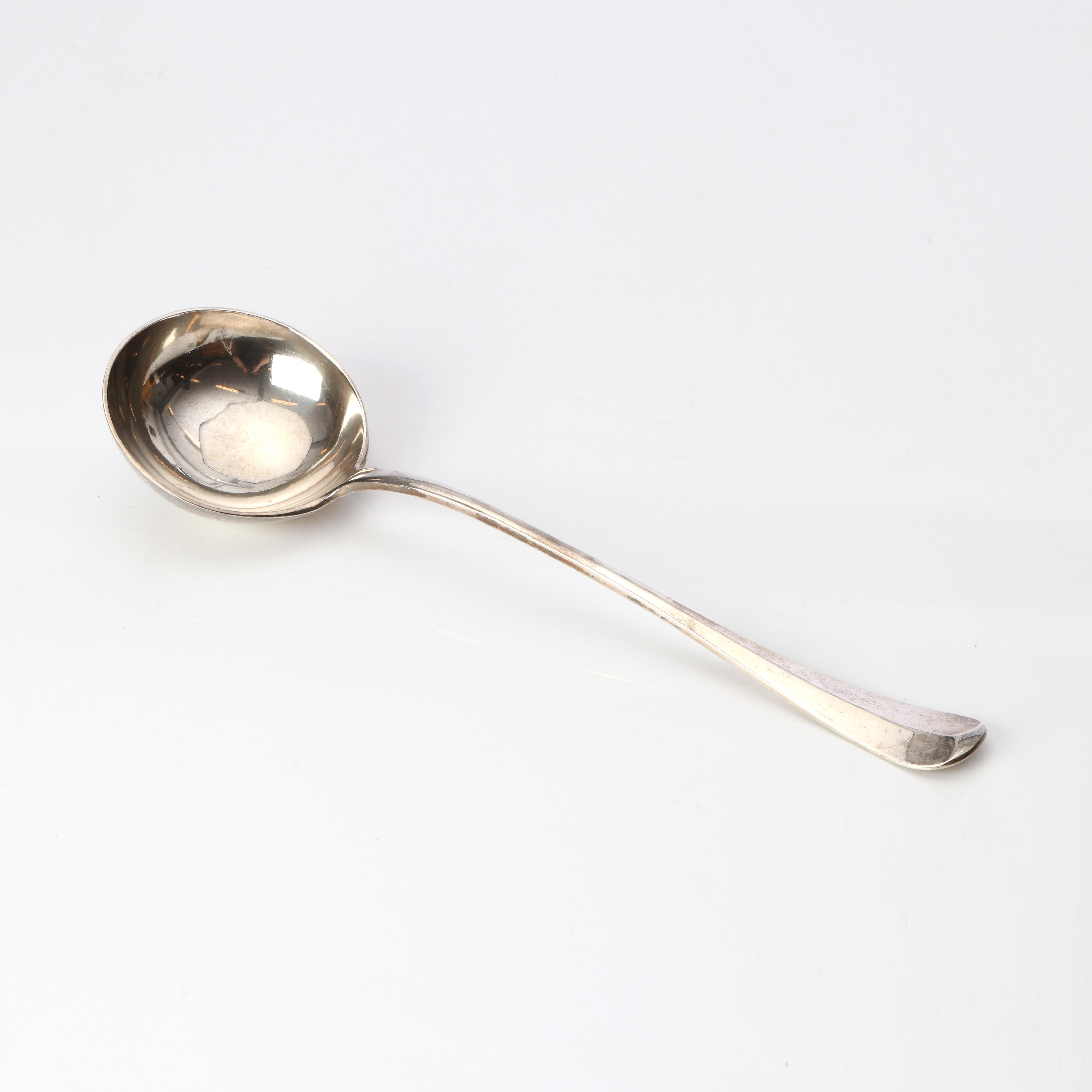 SOPPSLEV. Sterlingsilver. London, 1898. Vikt ca 295 gram.