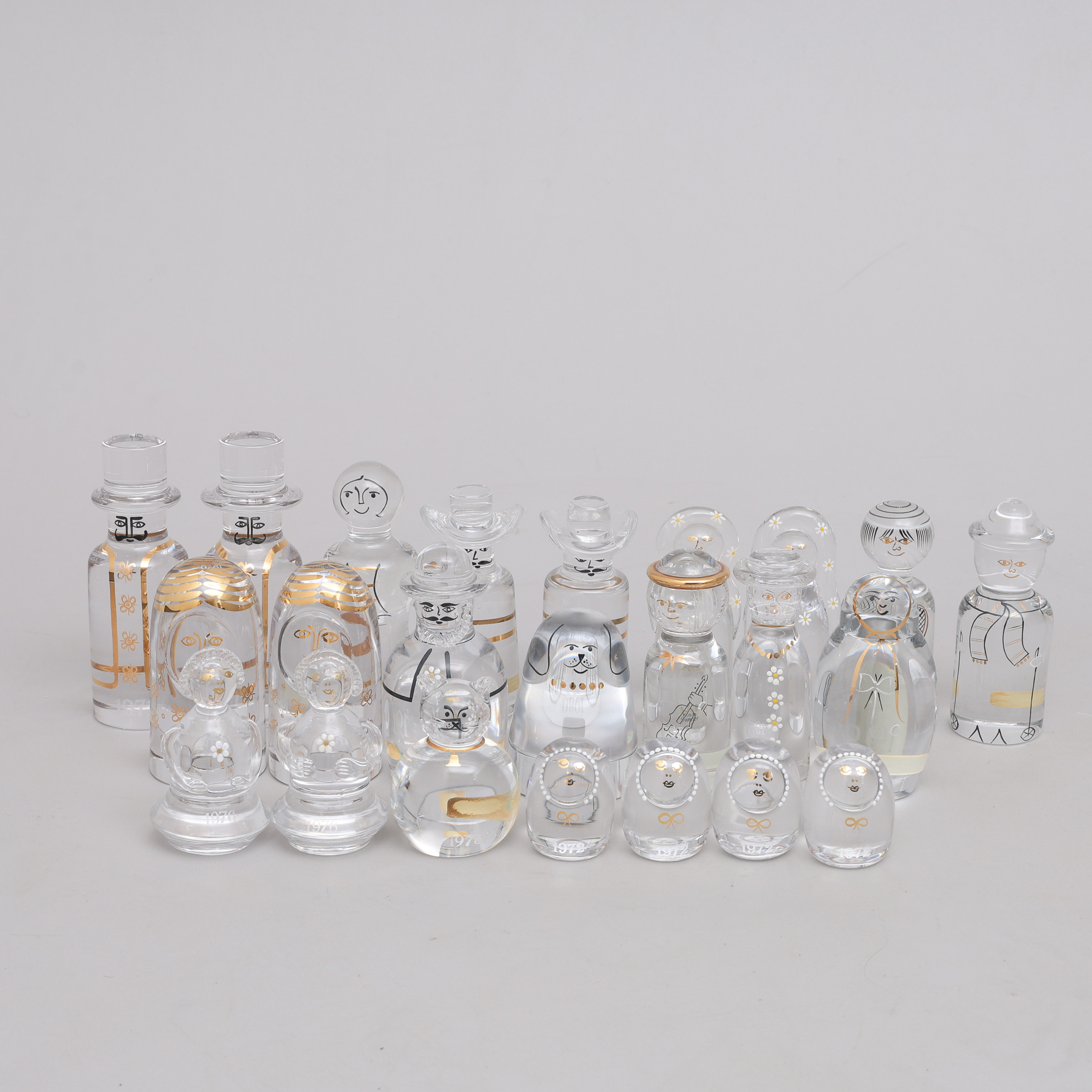 GÖRAN WÄRFF. ÅRSFIGURER, 23 DELAR, GLAS, "FAMILJEN", KOSTA, 1970/80-TAL.
