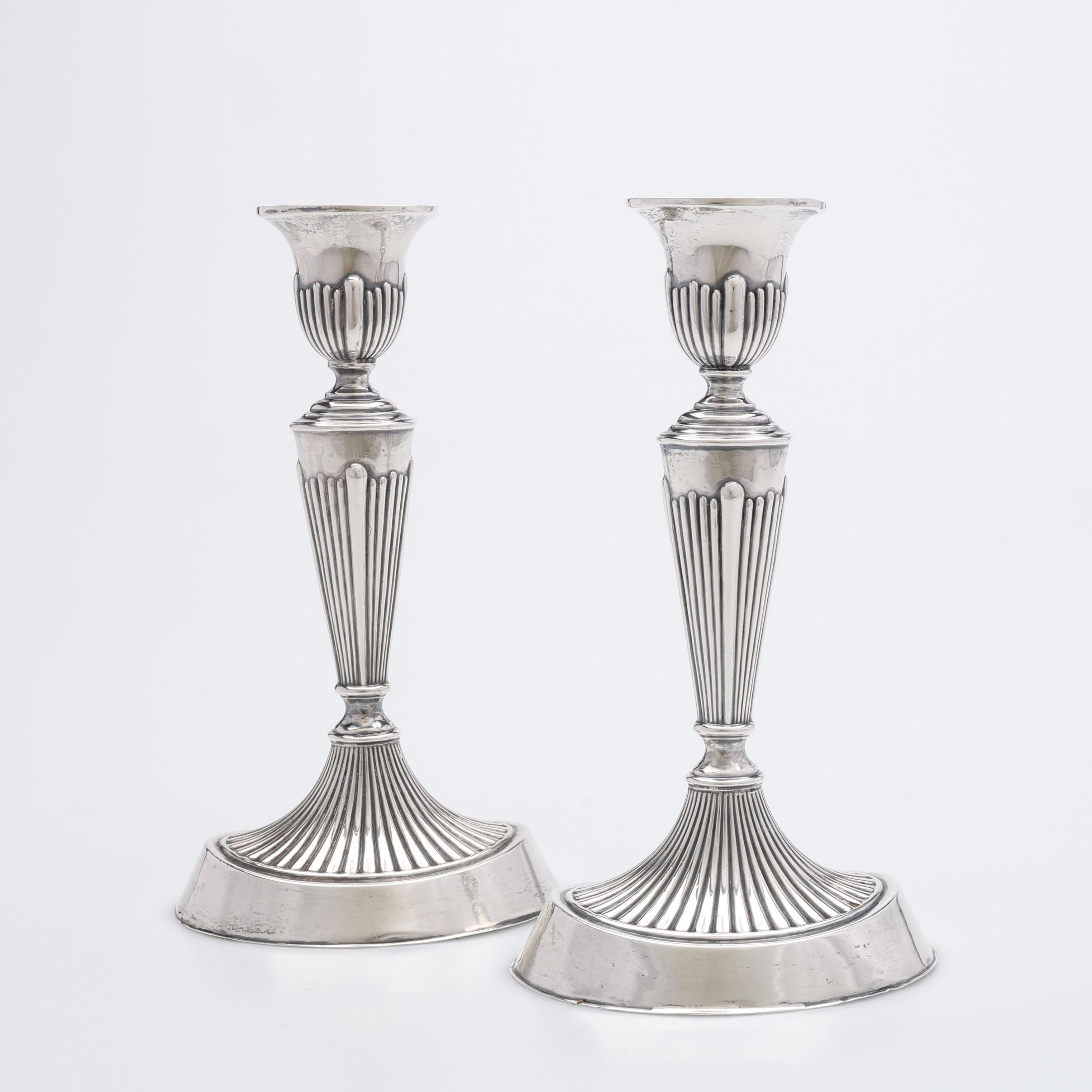 LJUSSTAKAR, ETT PAR, MATTHEW JOHN JESSOP, London, 1901, sterling silver med inre botten av gjutjärn.