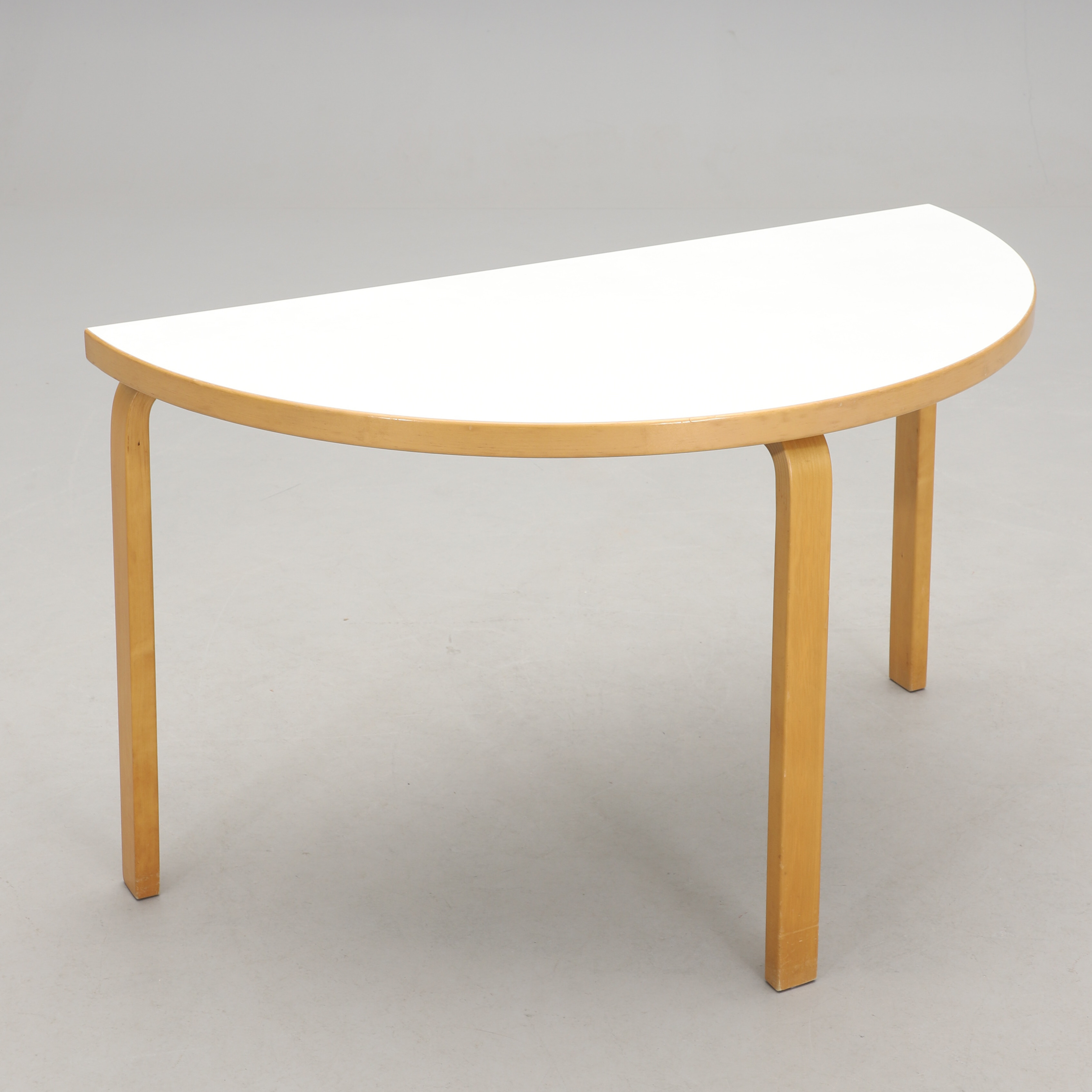 ALVAR AALTO. Bord, modell 95, Artek.