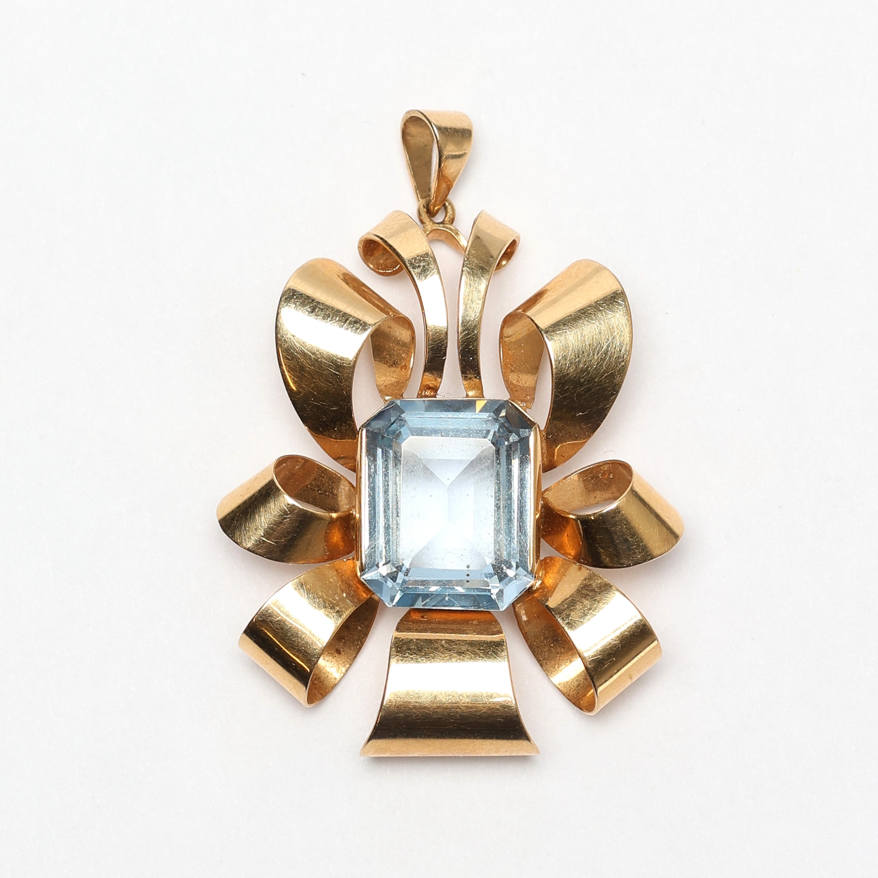 HÄNGE. Stigbert 18k med blå sten, Heribert Engelbert Stockholm 1946, totalvikt ca 5,93g.