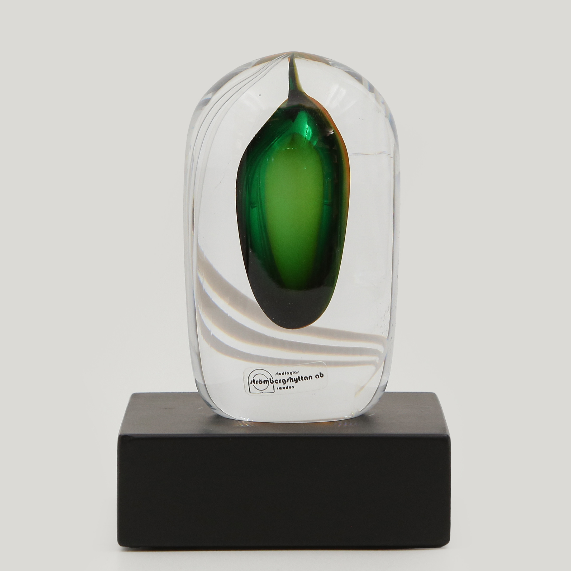SKULPTUR, KONSTGLAS PÅ SOCKEL, STUDIOGLAS, STRÖMBERGSHYTTAN, SIGNERAD.