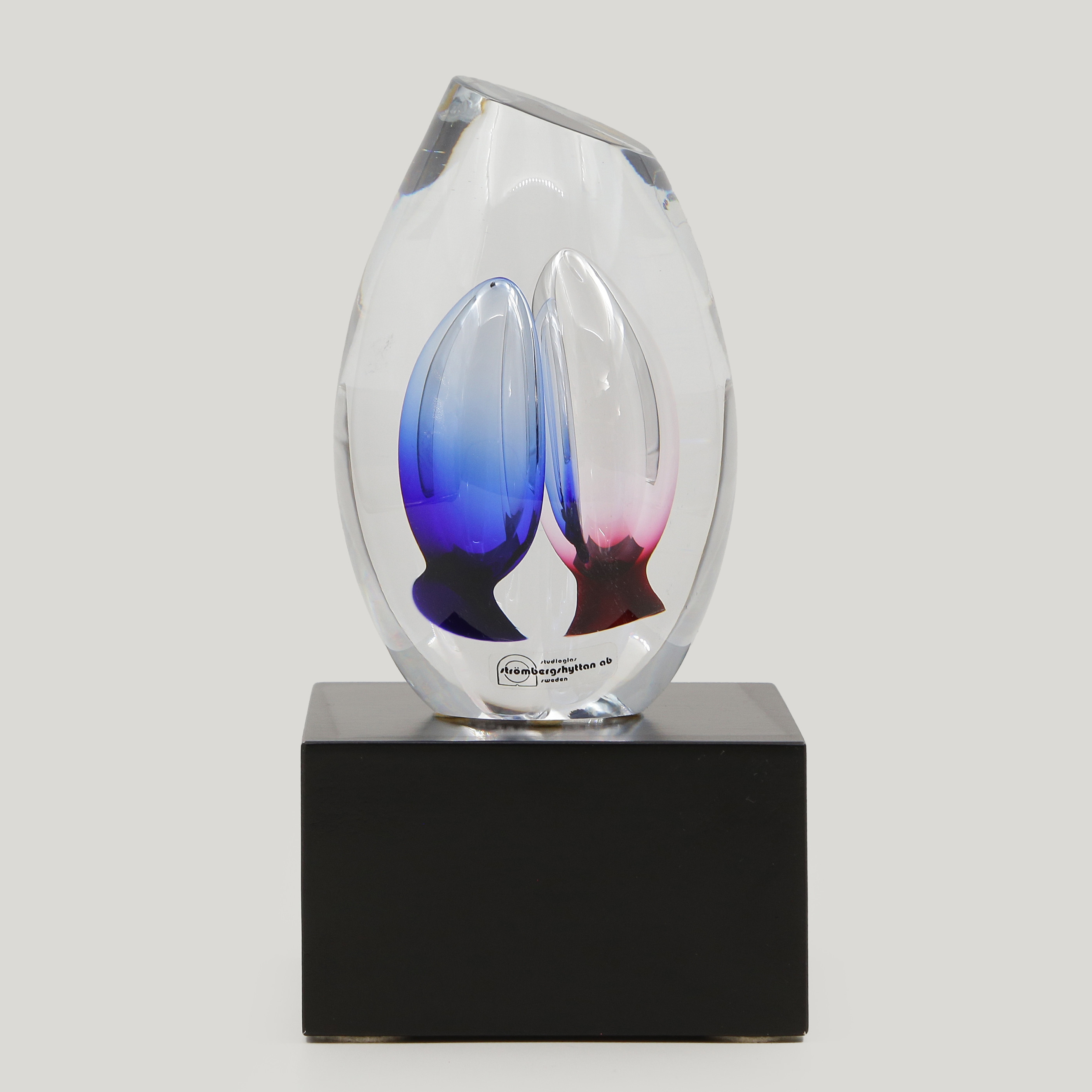 SKULPTUR, KONSTGLAS PÅ SOCKEL, STUDIOGLAS, STRÖMBERGSHYTTAN, SIGNERAD.