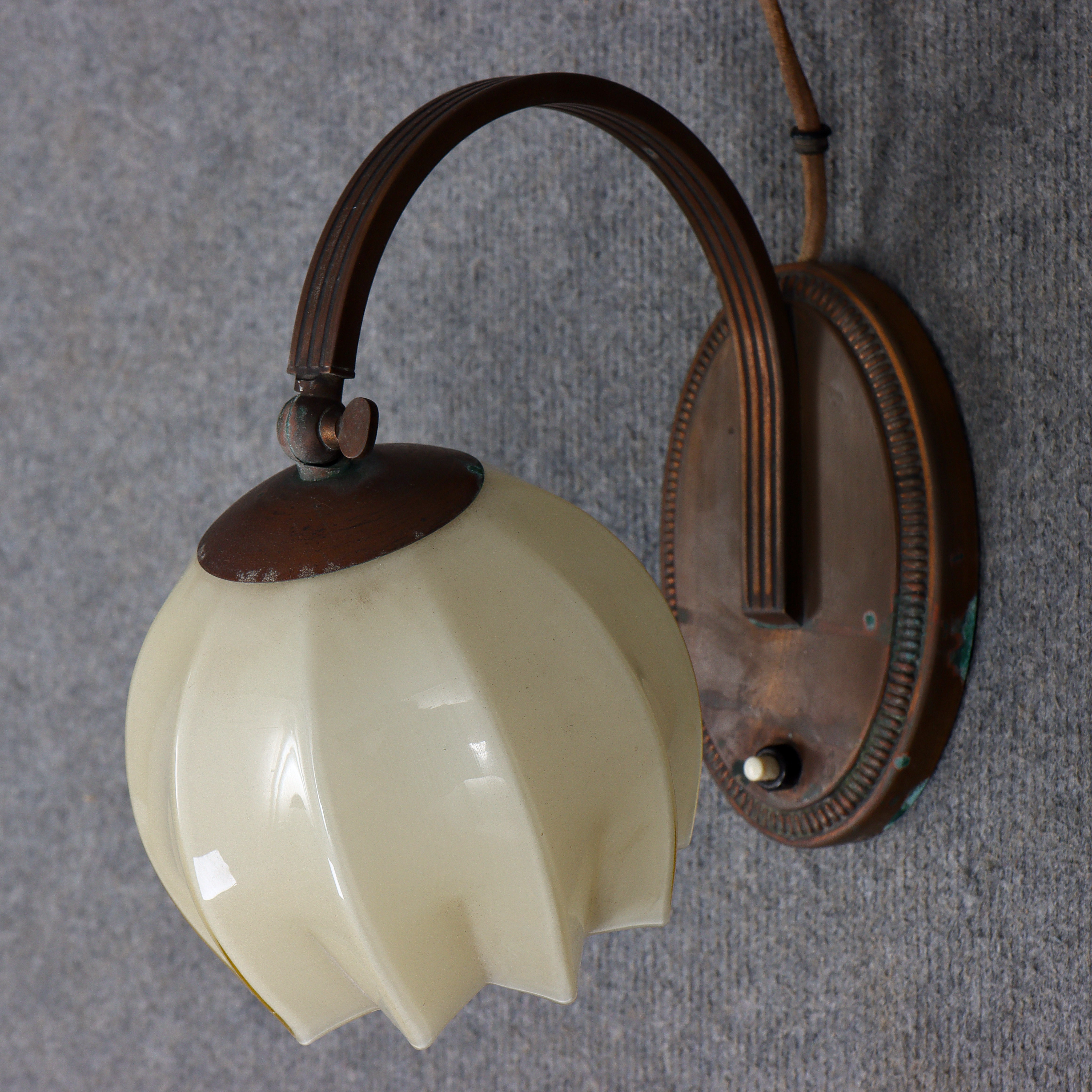 VÄGGLAMPA "ART DECO" CREAM-FÄRGAD GLASKUPA, CA 1930.