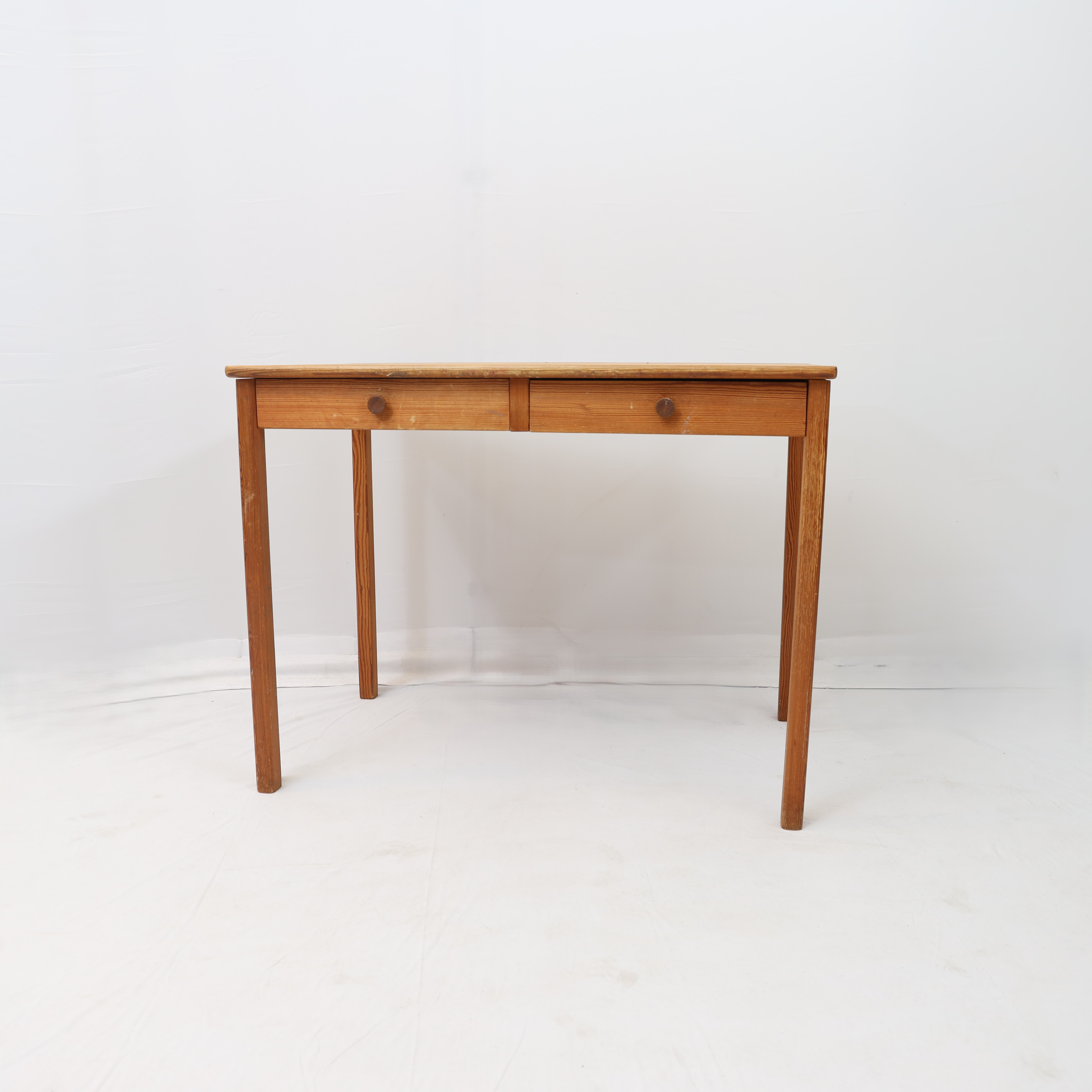 CARL MALMSTEN. Skrivbord, "Fryklund" furu, med två lådor. Brännstämplat. Modellen formgiven 1948.
