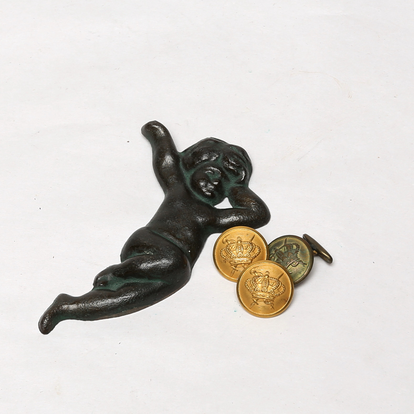 VÄGGDEKORATION, metall, Putto, Wattholma, samt militärknappar 3 st.