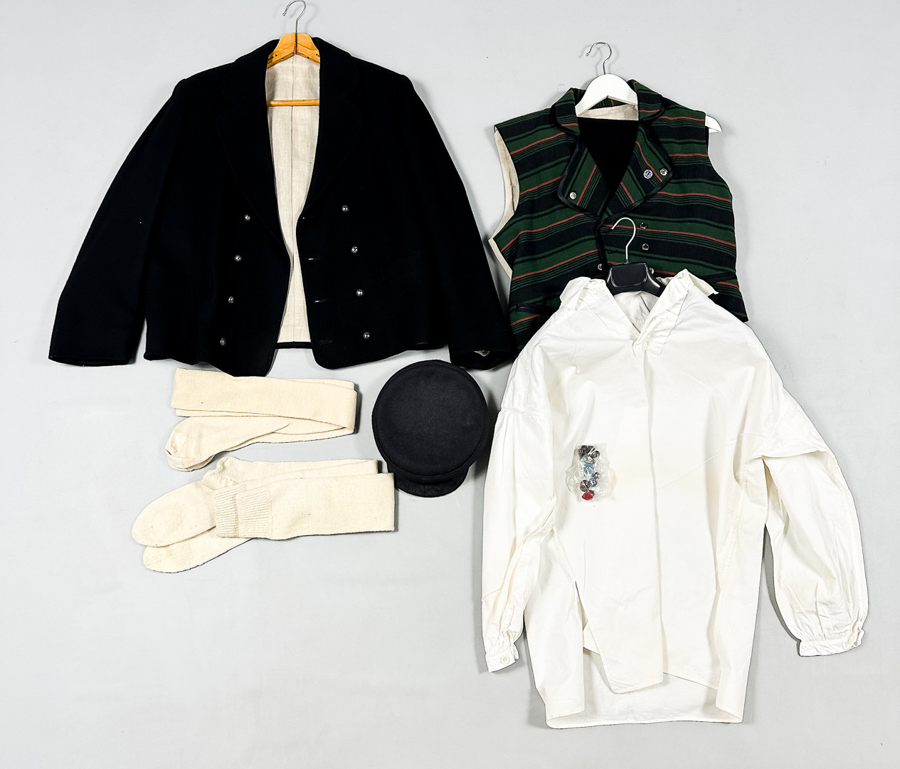FOLKDRÄKT, "Tjörndräkt", herr, 6 delar, 1900-tal.